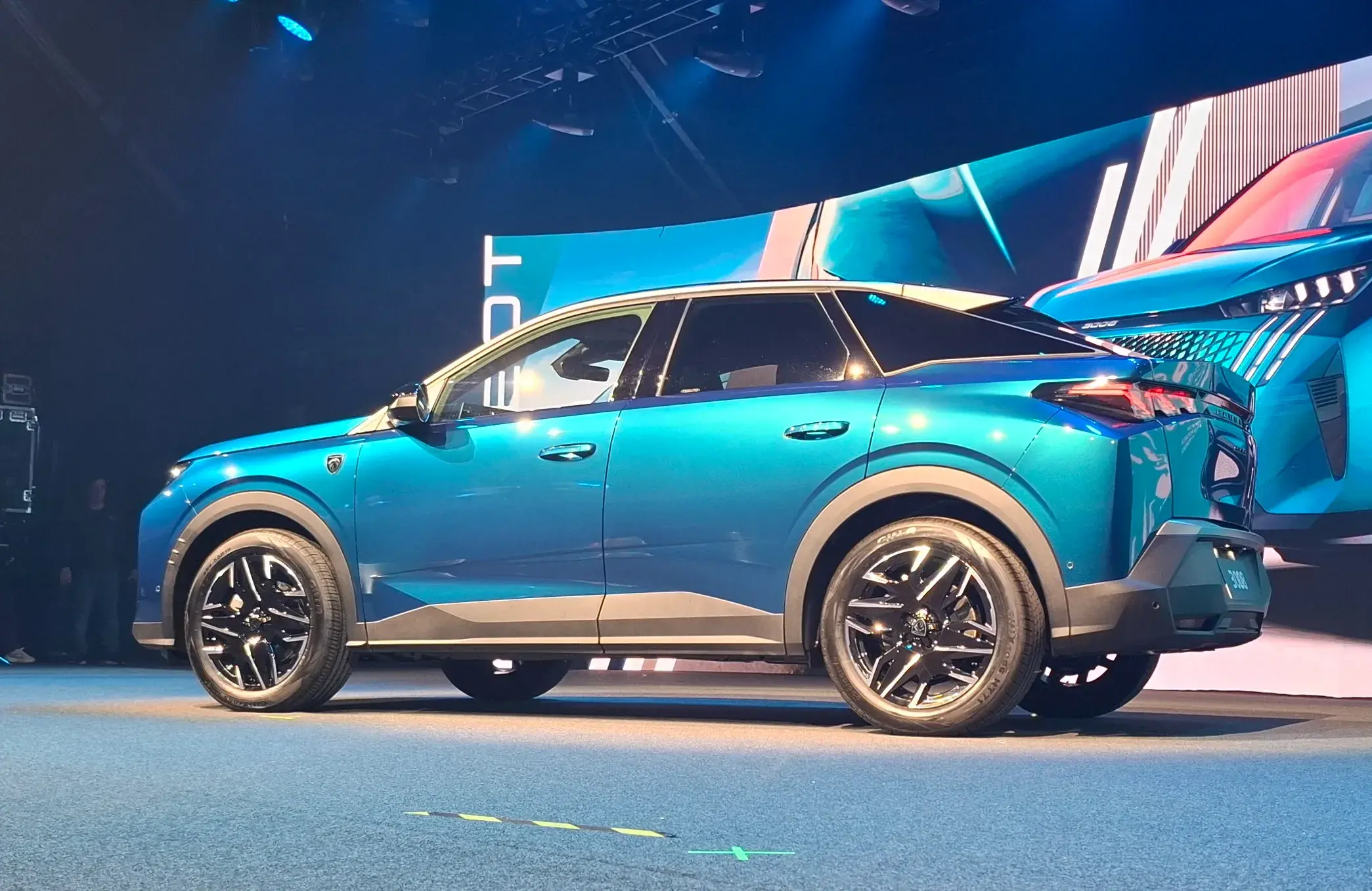 O Peugeot 3008 foi lançado na Europa em 2024 e é baseado na plataforma STLA Medium