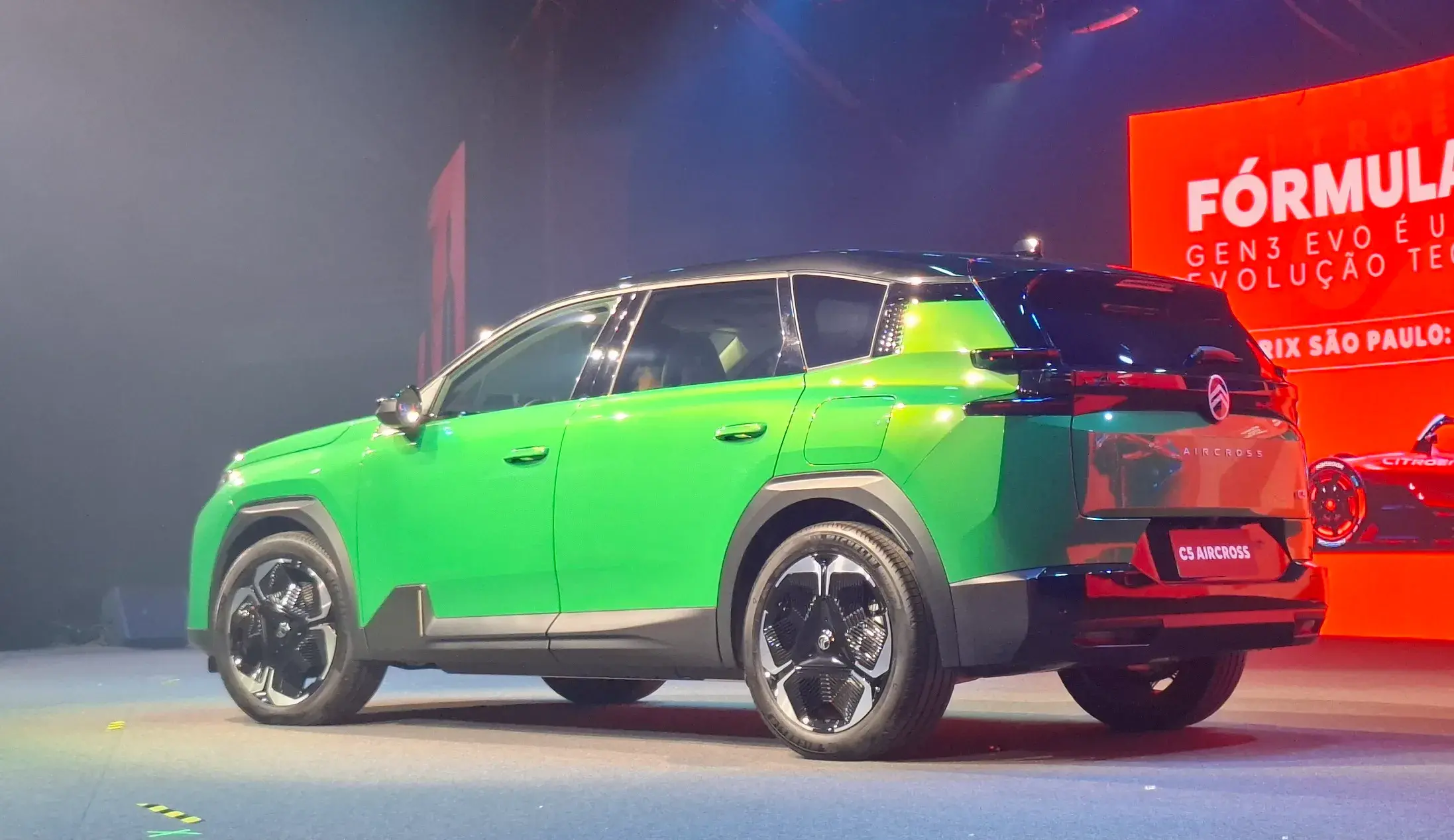 Lá fora, o Citroën C5 Aircross tem duas versões elétricas e duas híbridas - uma, plug-in