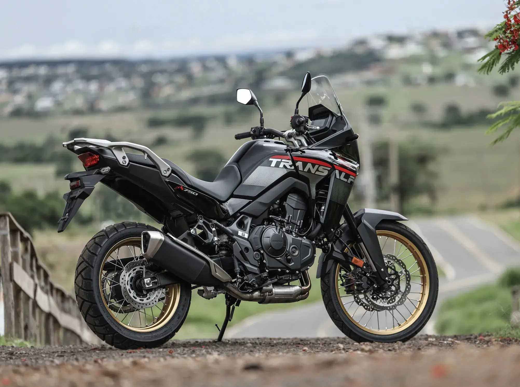 A Honda XL 750 Transalp será vendida nas cores branca perolizada e preta metálica (acima)