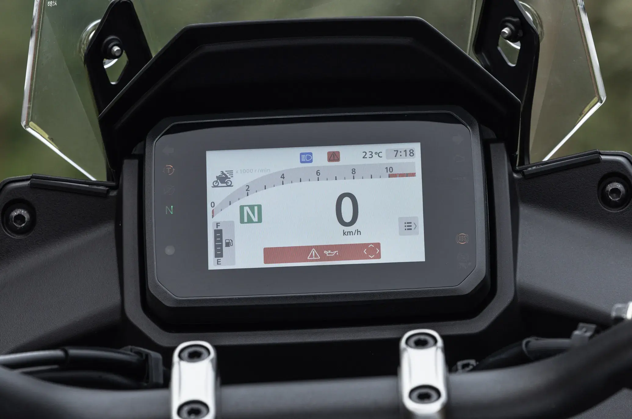 O painel é o mesmo da Hornet 750, mas com dois modos de condução a mais