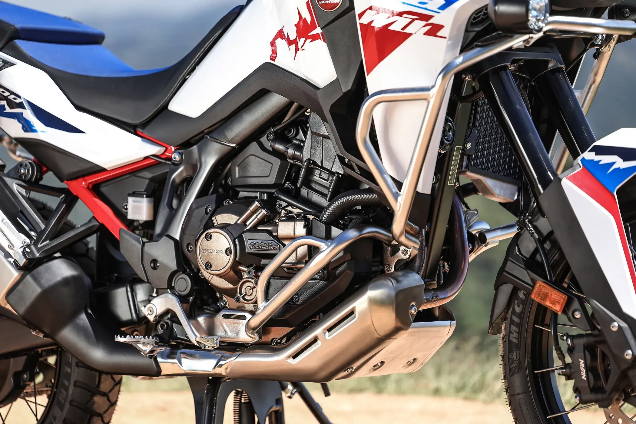 Todas as versões da Honda CRF 1100L Africa Twin usam o mesmo motor de 1.084 cm³, que entrega 99,3 cv de potência a 7.500 rpm e 10,9 kgmf de torque a 5.250 rpm