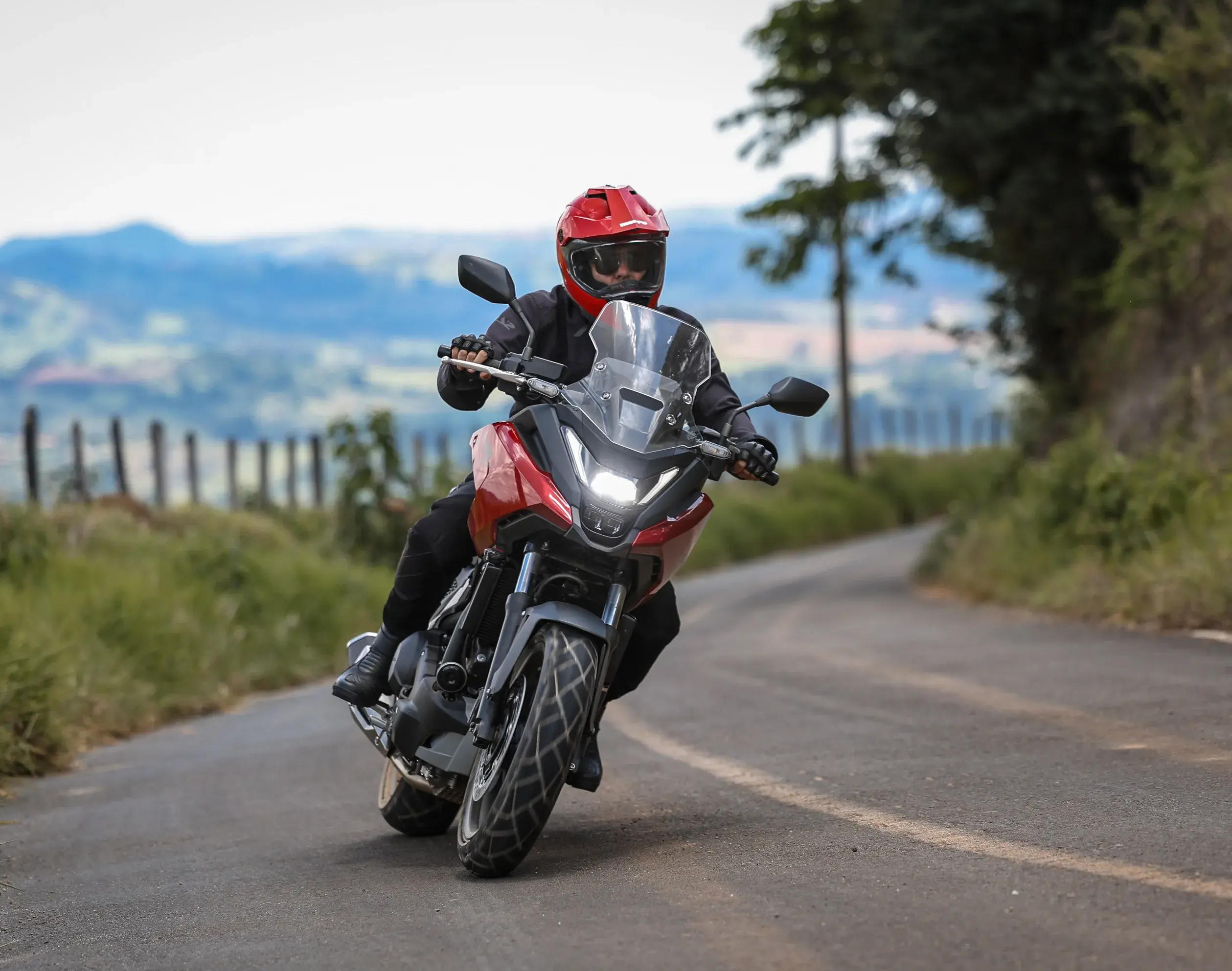 A Honda NC 750X 2026 proporciona condução fácil, descansada, tranquila e segura