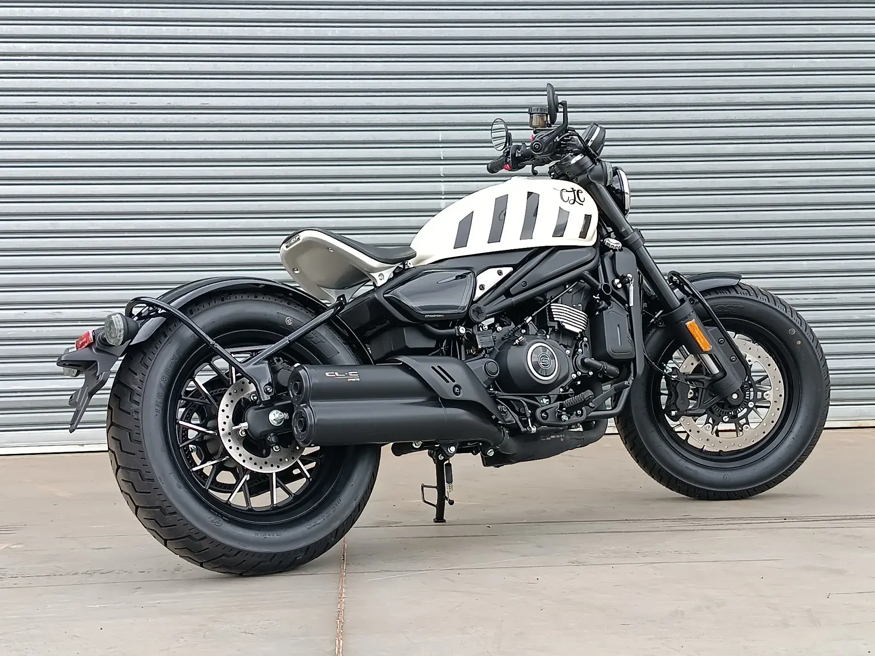 A CL-C 450 Bobber é uma segunda versão da CL-C 450 custom: tem outra roupa, banco solo e pedaleiras mais recuadas