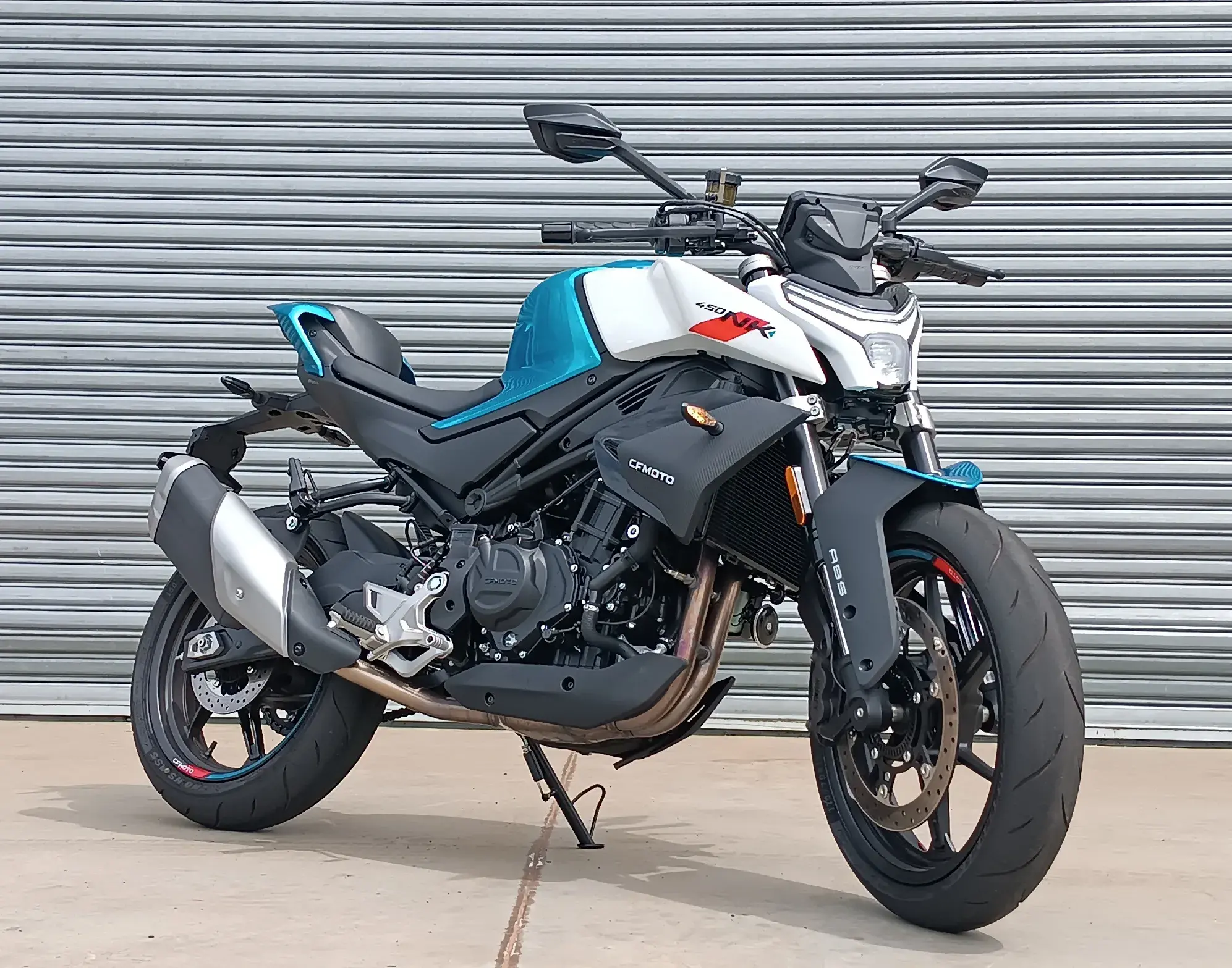 A 450 NK é uma naked de média cilindrada e compartilha componentes com a Ibex 450 e com a CL-C 450
