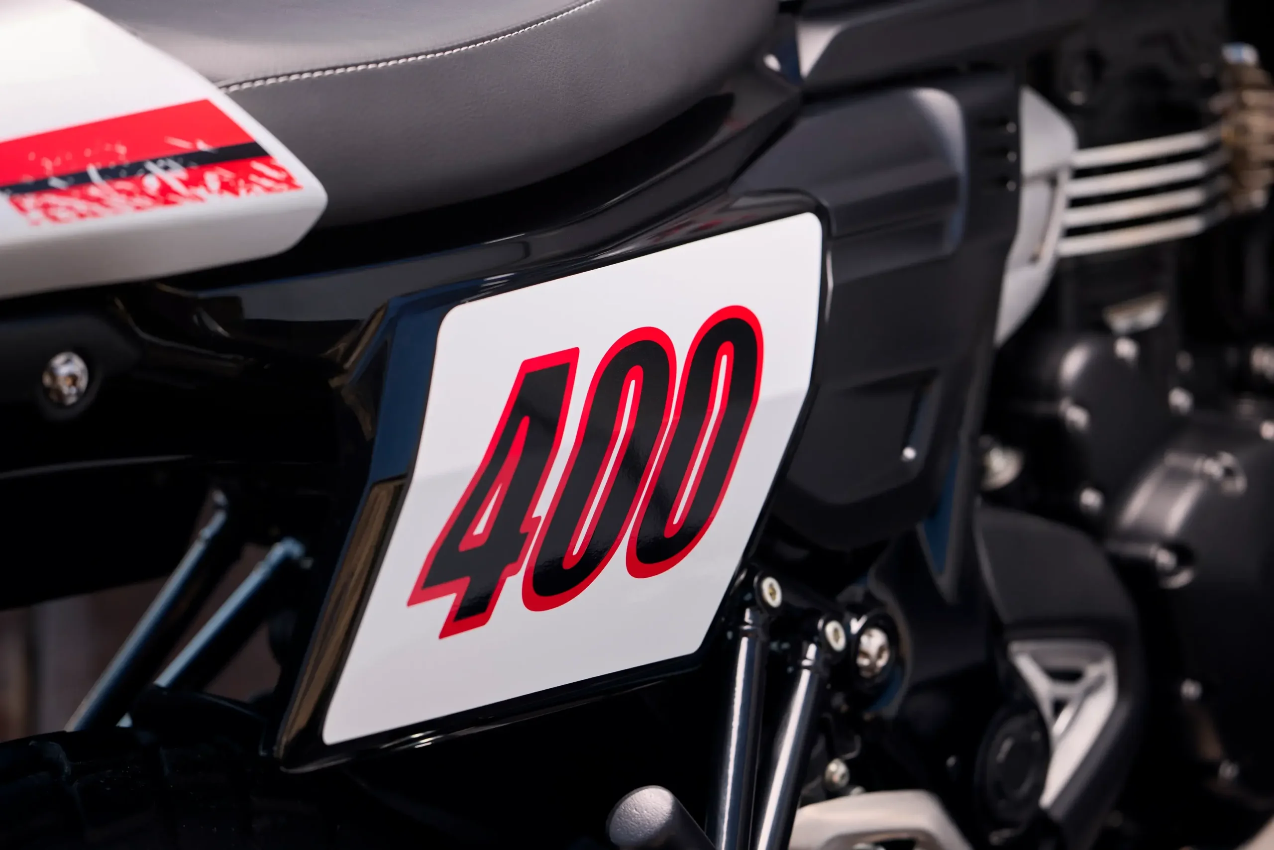 Triumph Tracker 400 2026 (3)