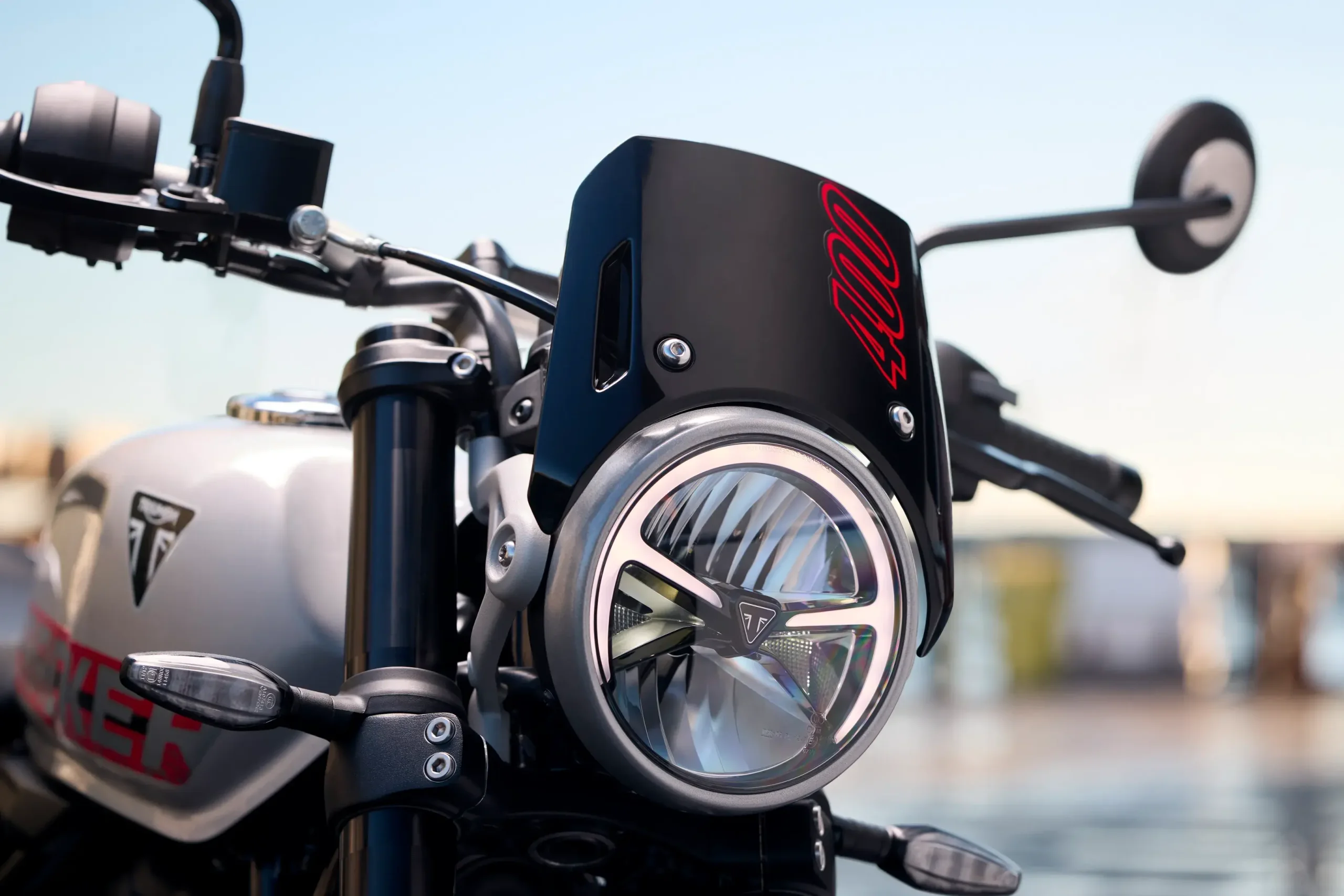 Outras bossas legais da Triumph Tracker 400: number plate dianteiro e farol de LED