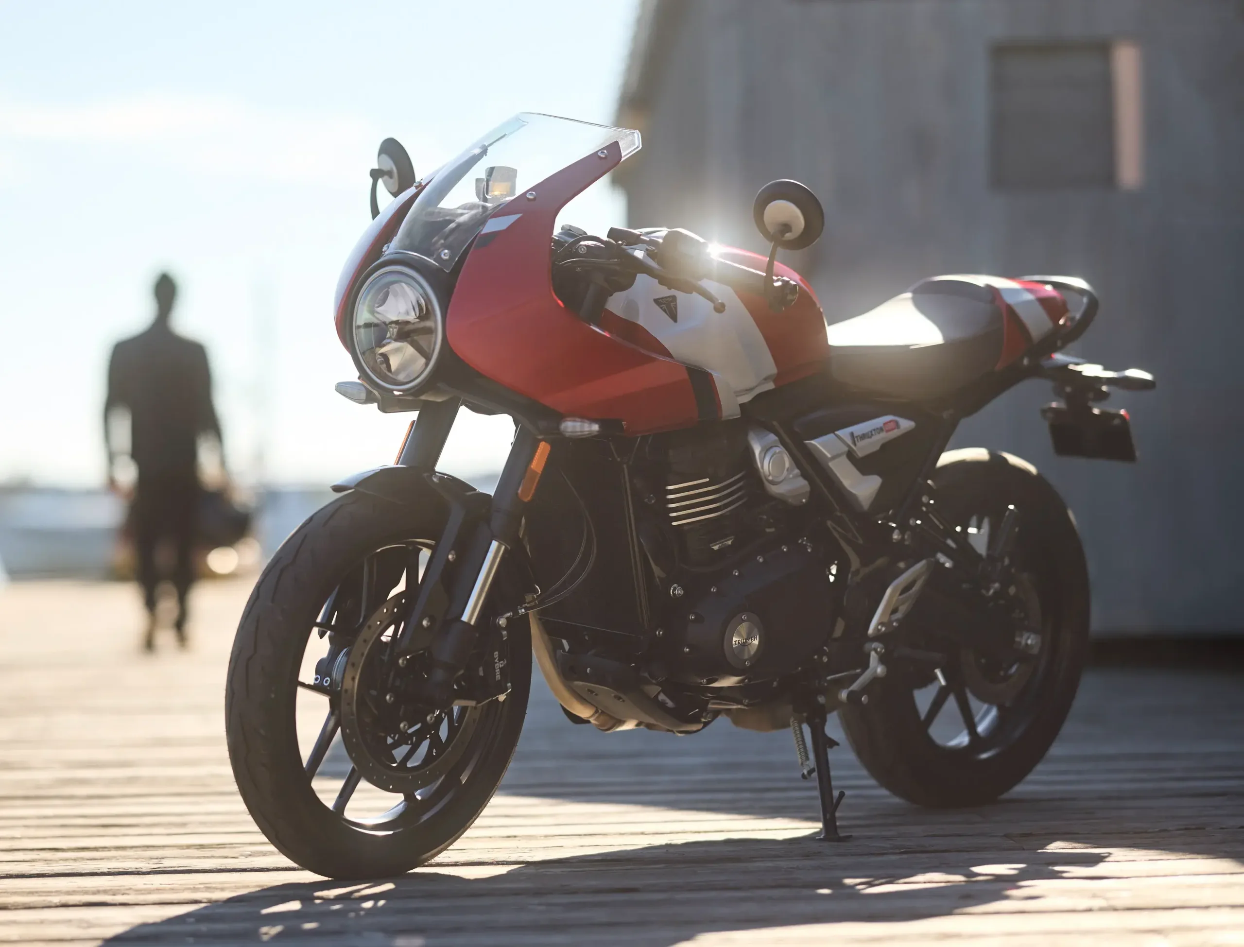A Thruxton 400 segue a receita cafe racer das homônimas maiores, de 865 cm³ e 1200 cm³
