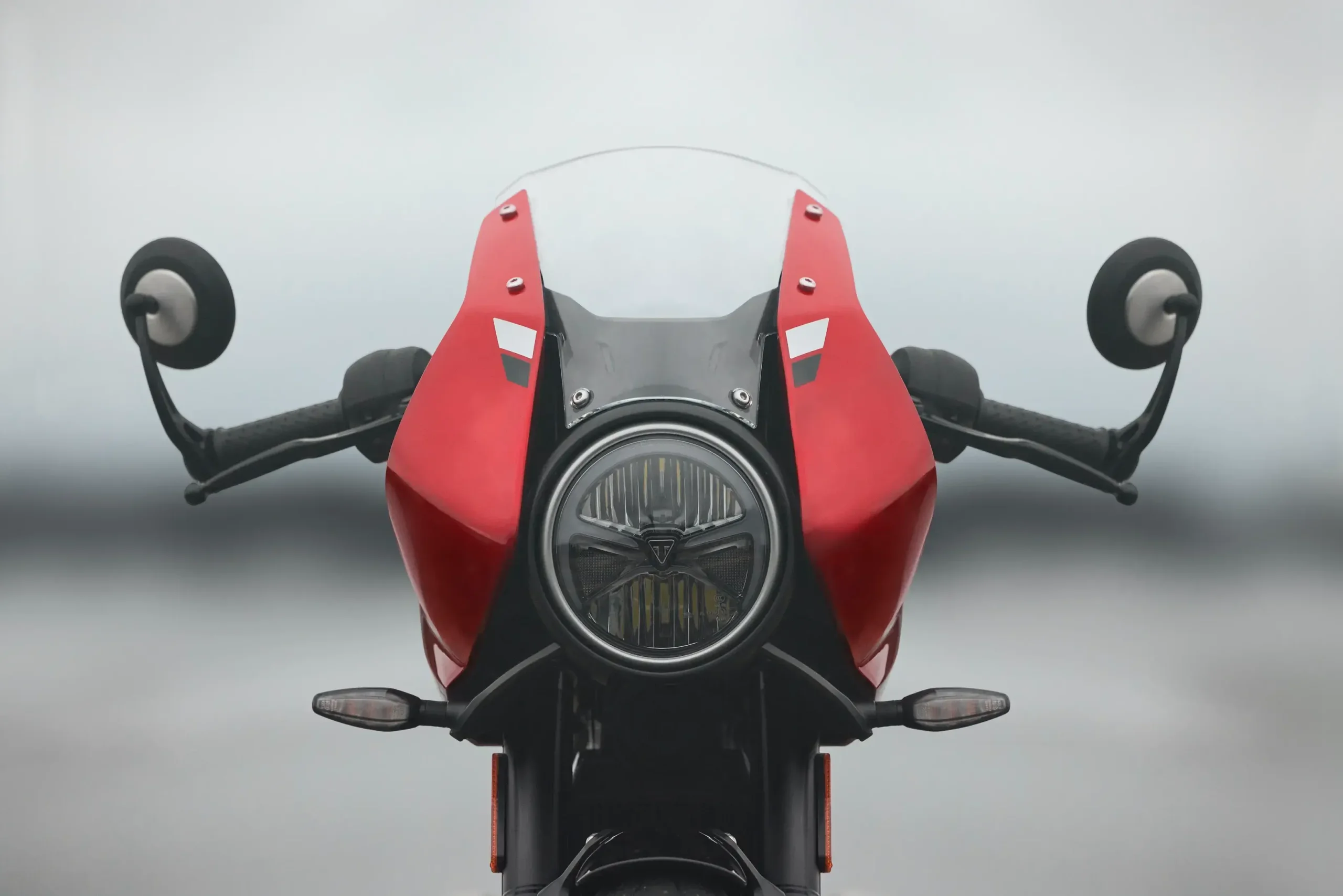 A grande bossa da Thruxton 400 é mesmo a carenagem parcial dianteira