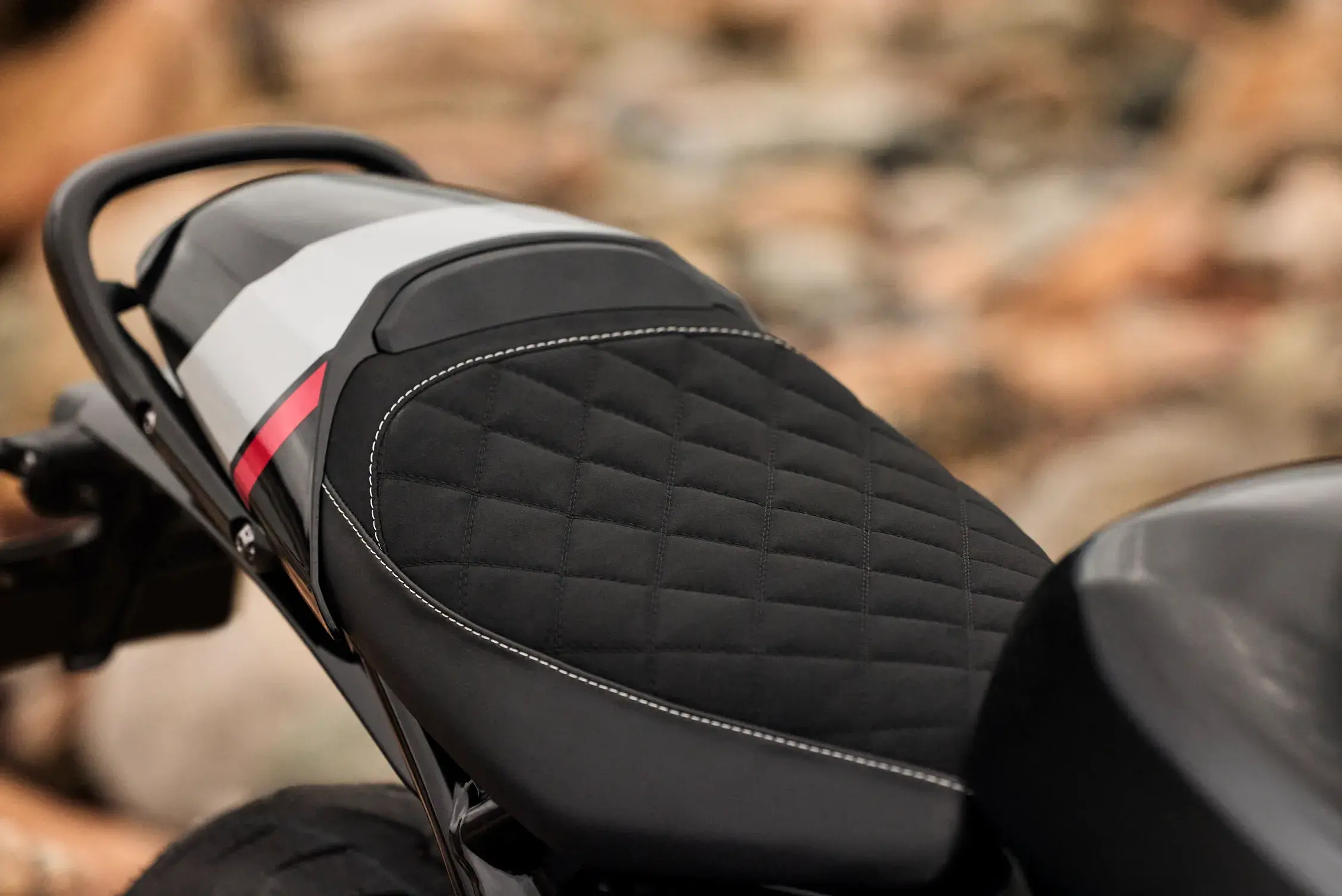 A Thruxton 400 também tem capa para simular monoposto, mas o banco tem costuras em formato de diamante