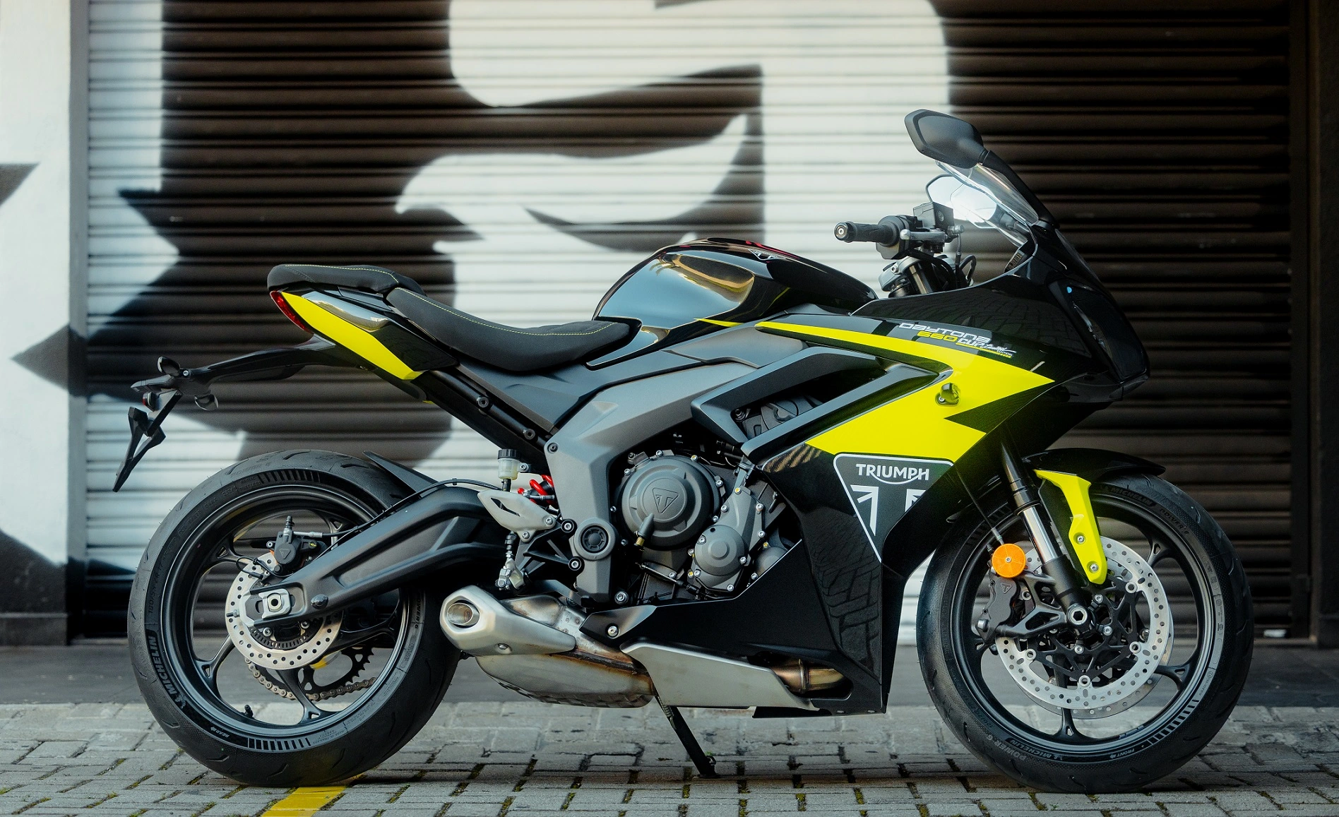 Entre os diferenciais estão a pintura exclusiva na cor preta metálica com detalhes na cor Triumph Yellow Performanc e a customização assinada pela prestigiosa Shibuya Garage
