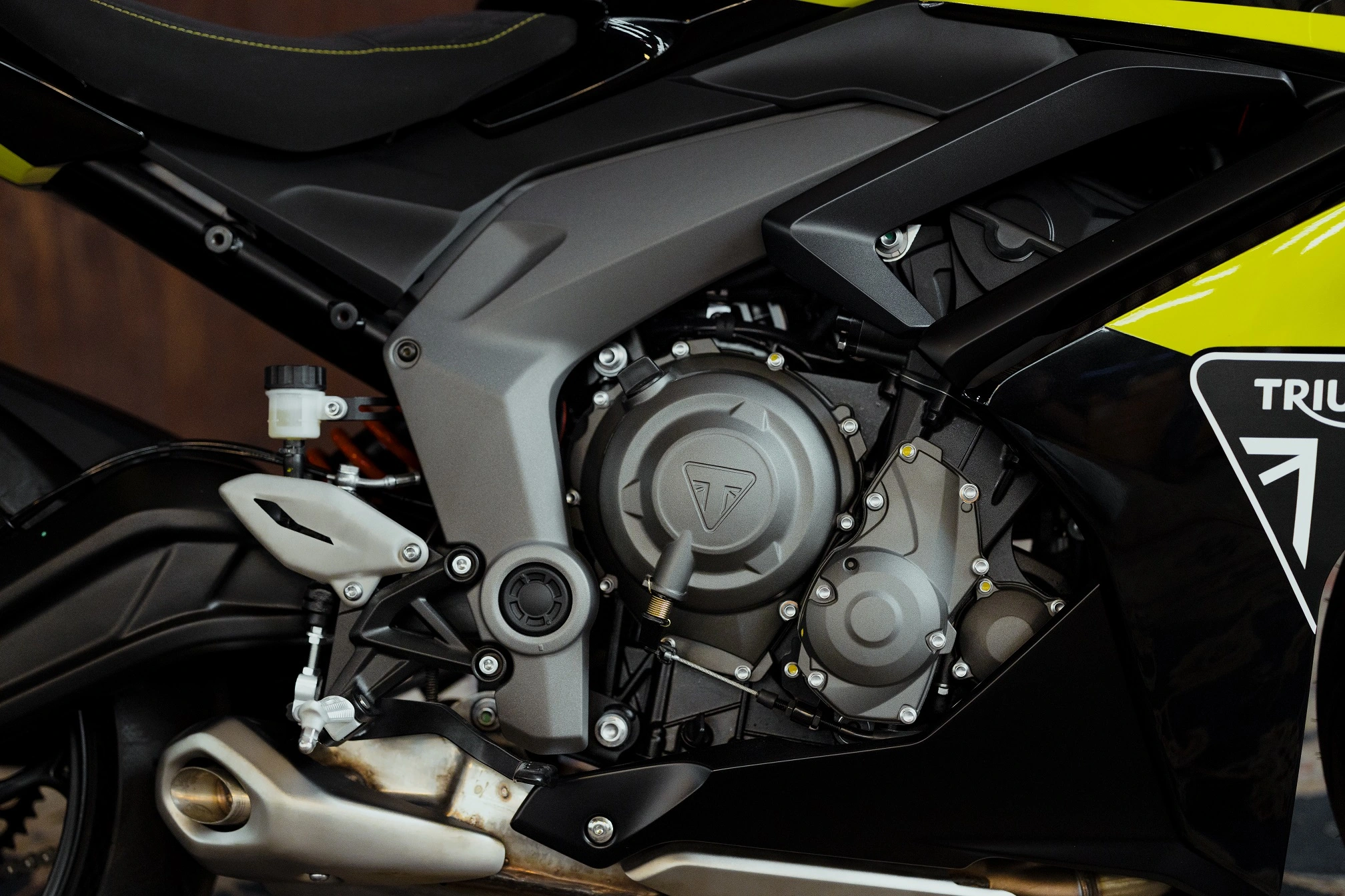 O motor da Triumph Daytona 660 Cup Limited Edition entrega 95 cv de potência com 6,9 kgfm de torque