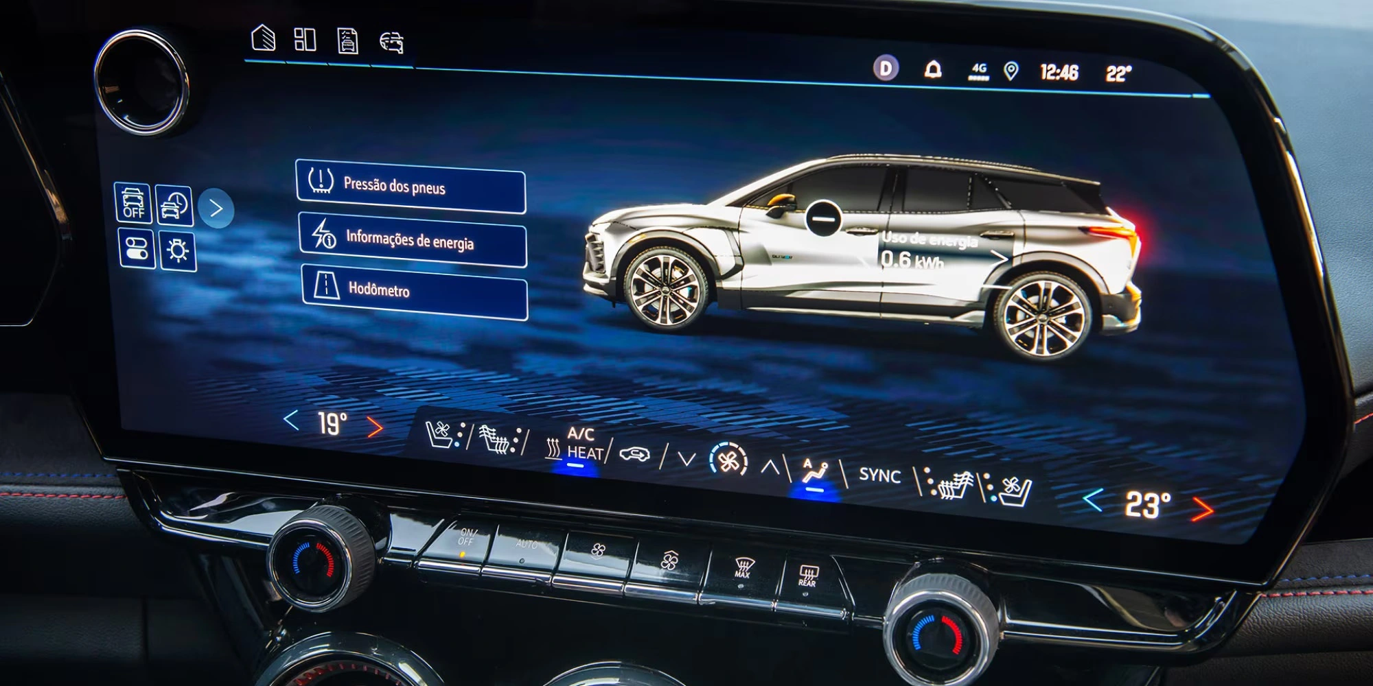 A multimídia do Chevrolet Blazer EV RS exibe muitas informações - inclusive a carga da bateria que alimenta o motor elétrico