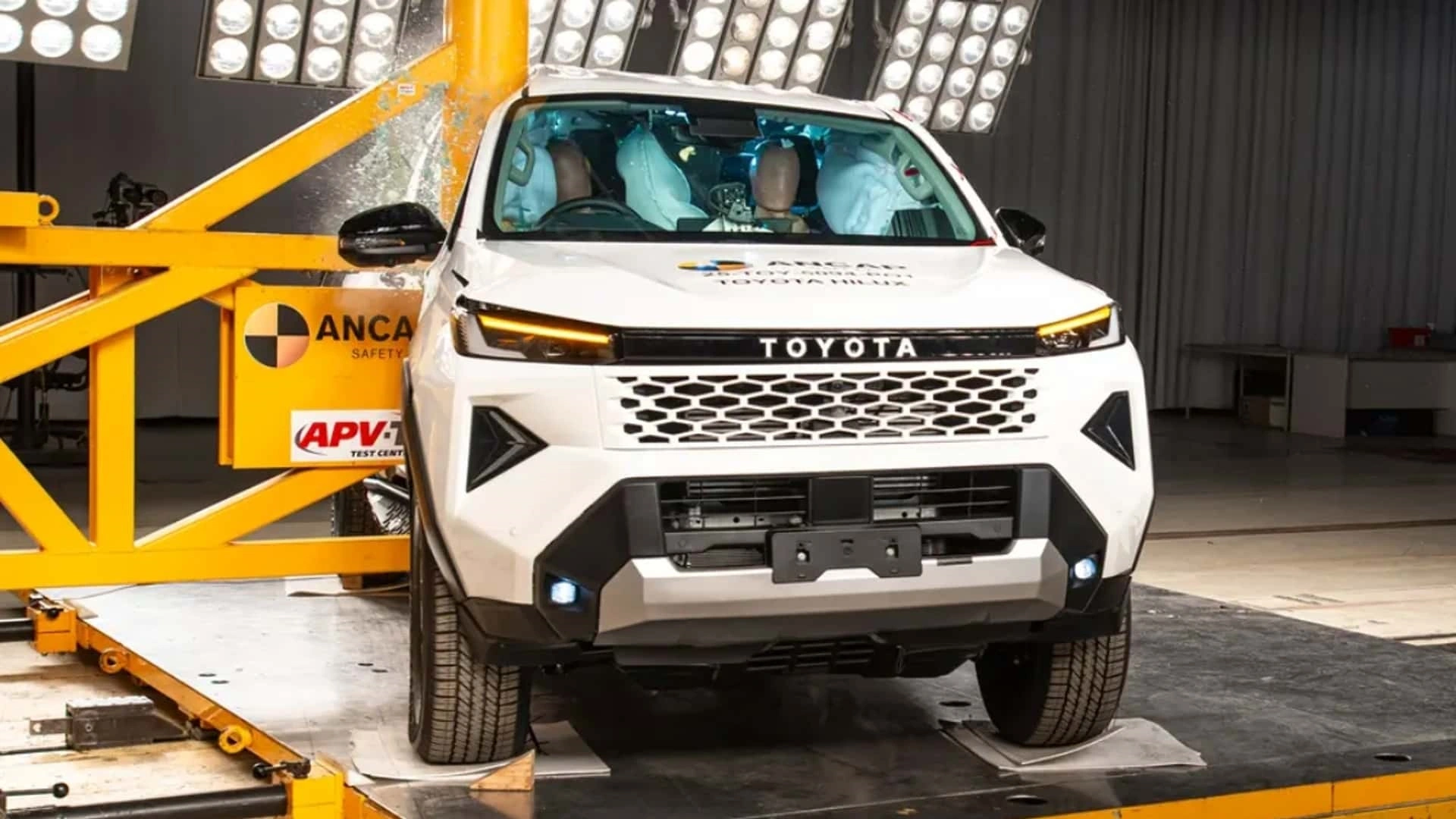 Crash Test Nova Toyota Hilux (1)