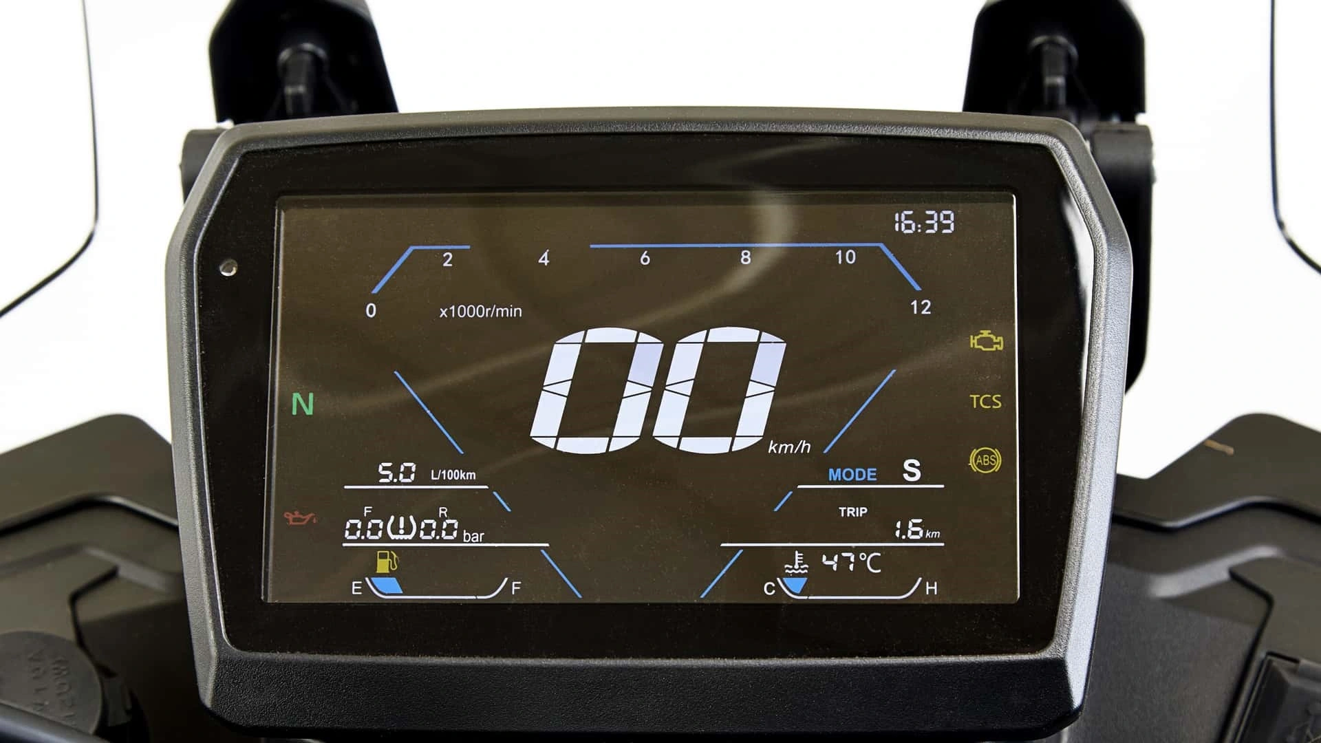 Bem equipada, a Voge DS 525X tem painel de TFT de sete polegadas
