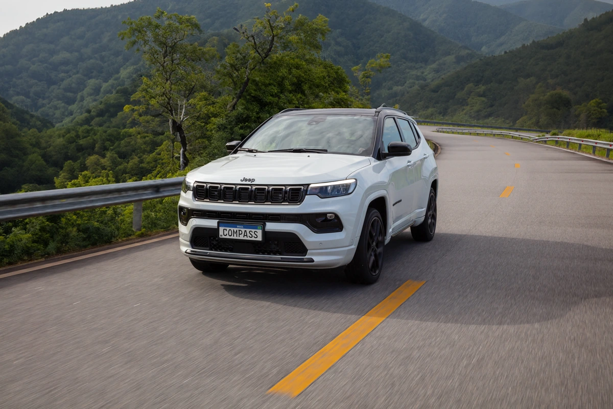 Qual SUV médio tem o melhor espaço interno?