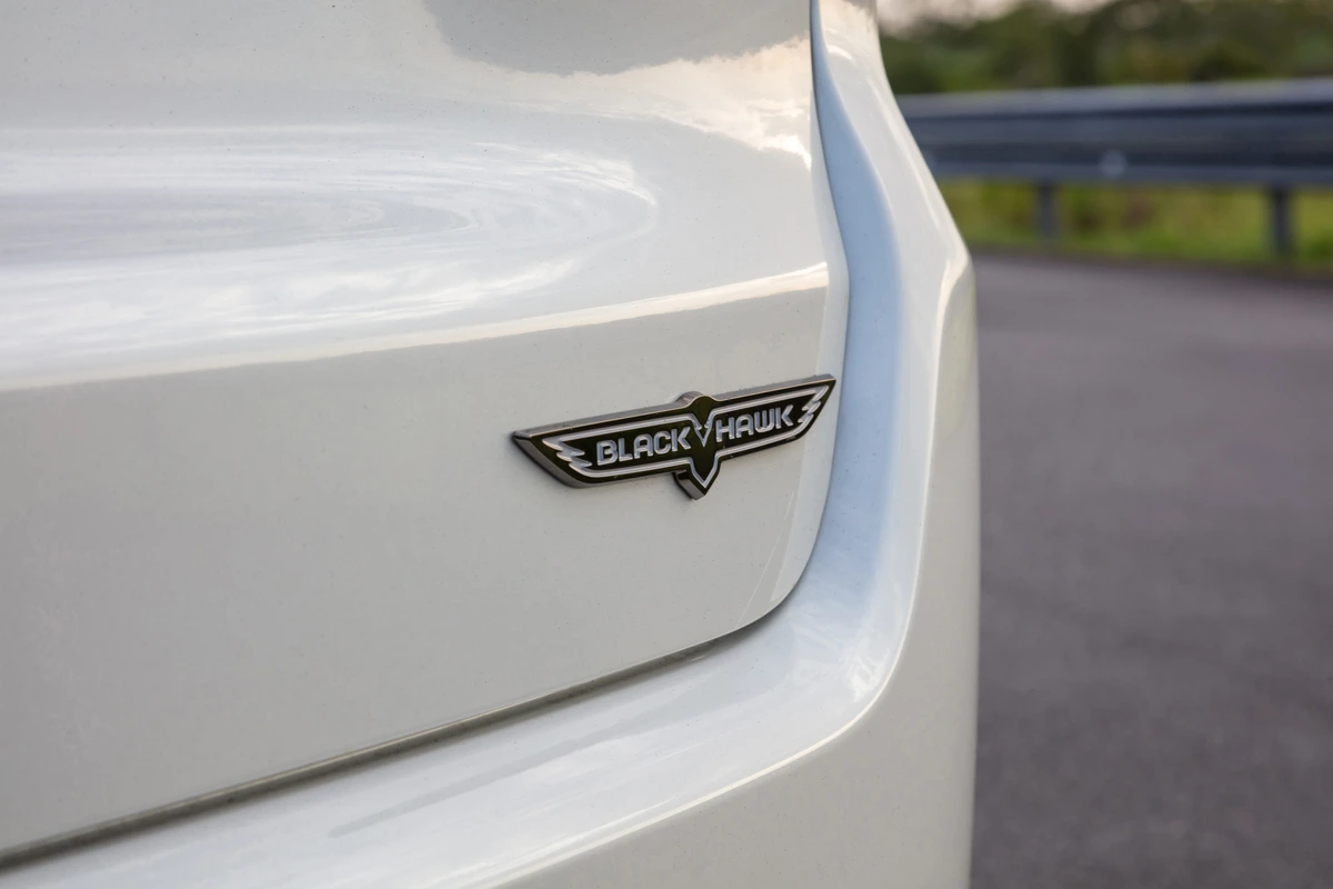 Jeep Compass Blackhawk 2026 agora é flex