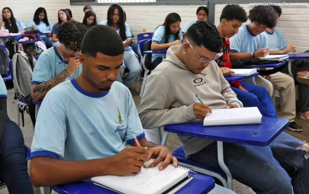 Curso teórico da CNH pode integrar grade curricular do ensino médio