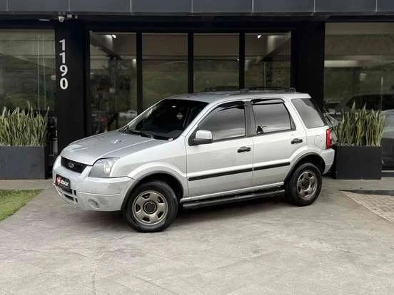 Ford Ecosport Prata Estacionado Frente Edificio