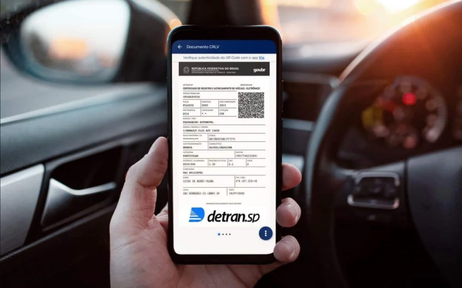 CRLV-e exibido no celular dentro do carro