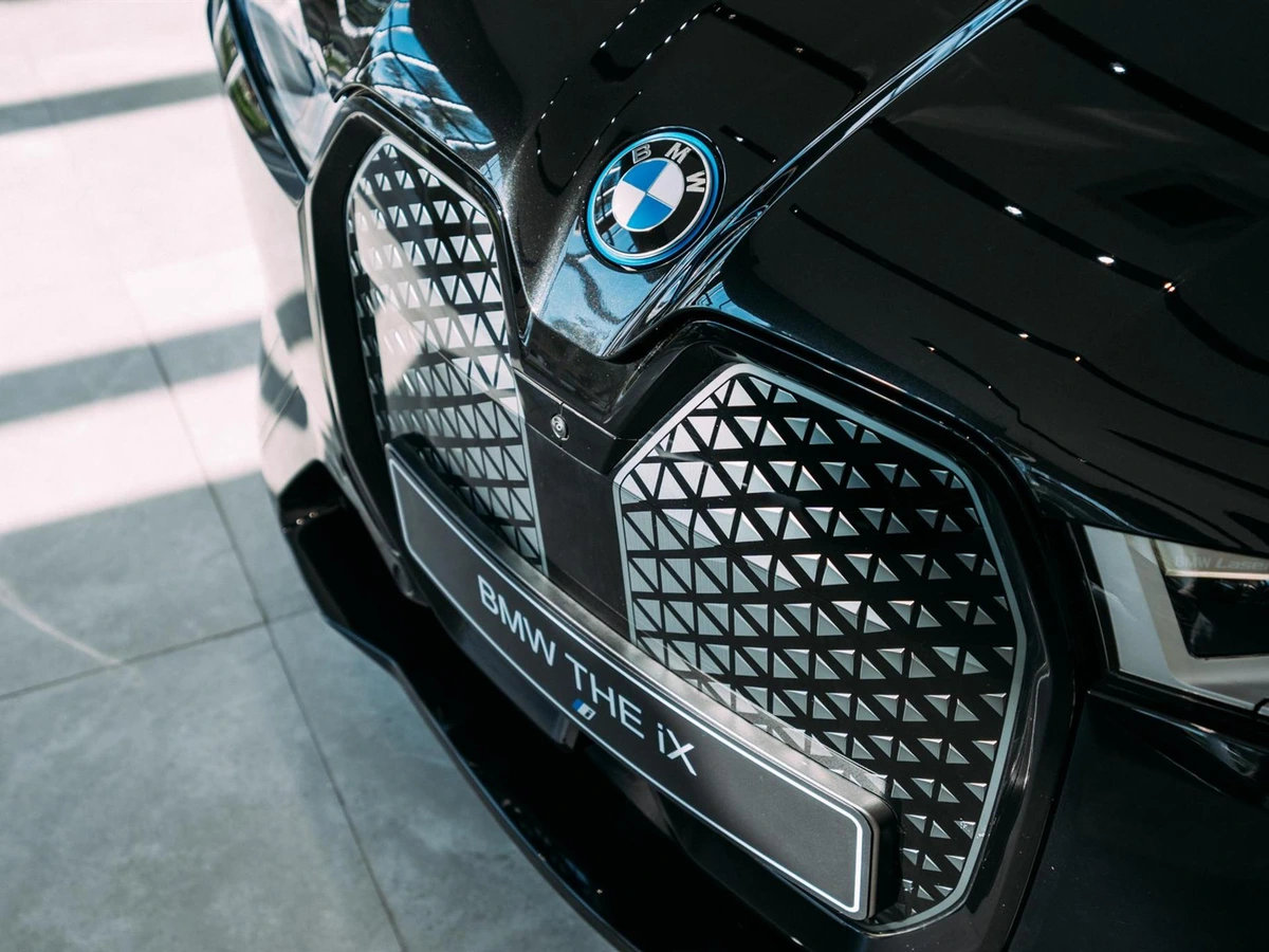 BMW iX xDrie50 é o carro elétrico de maior alcance no Brasil