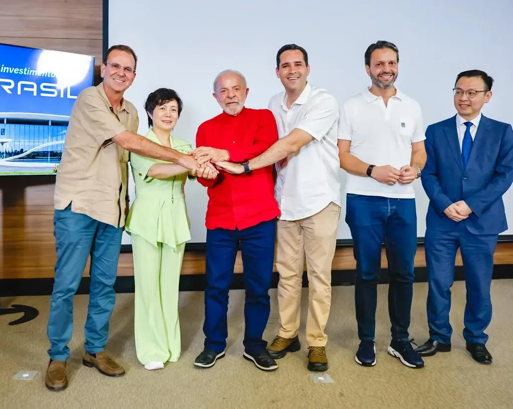 Stella Li, Vice-Presidente global da BYD, anunciou o investimento com o presidente Lula
