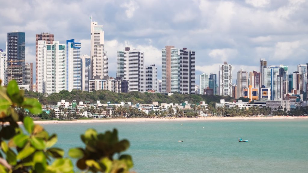 IPVA PB: orla da capital da Paraíba, João Pessoa; regularizar os débitos evita multas e pontos na carteira | Crédito: Thiago Japybassu - Pexels
