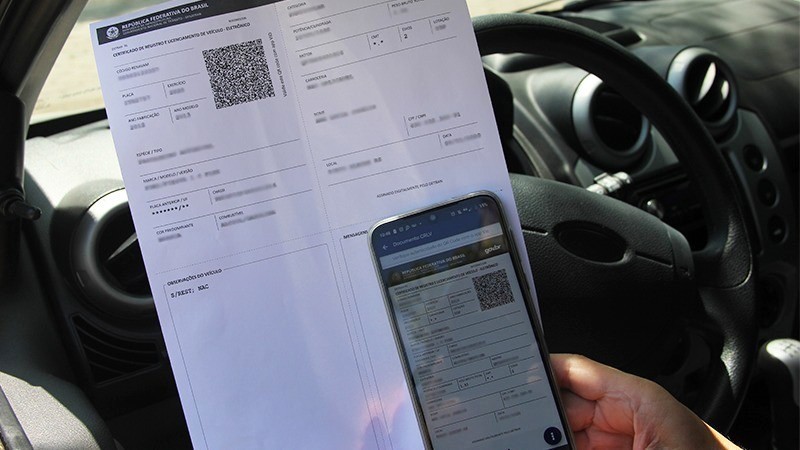 IPVA RS: o CRLV-e pode ser acessado no celular após a regularização dos débitos do veículo | Crédito: Detran-RS