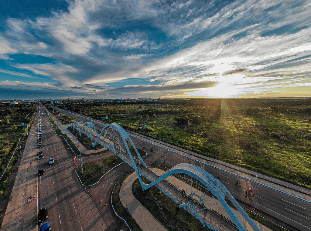 IPVA RO 2026: pôr do sol em Porto Velho; regularizar o veículo é crucial para evitar autuações e pontos na carteira | Crédito: SEMTRAM-RO