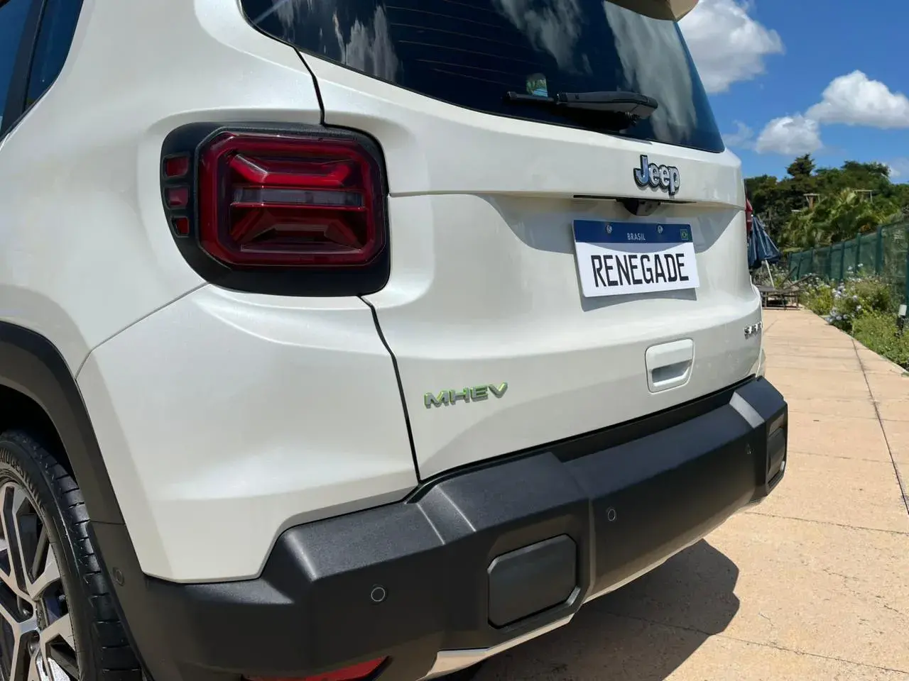 Jeep Renegade híbrido 2027 na versão Sahara