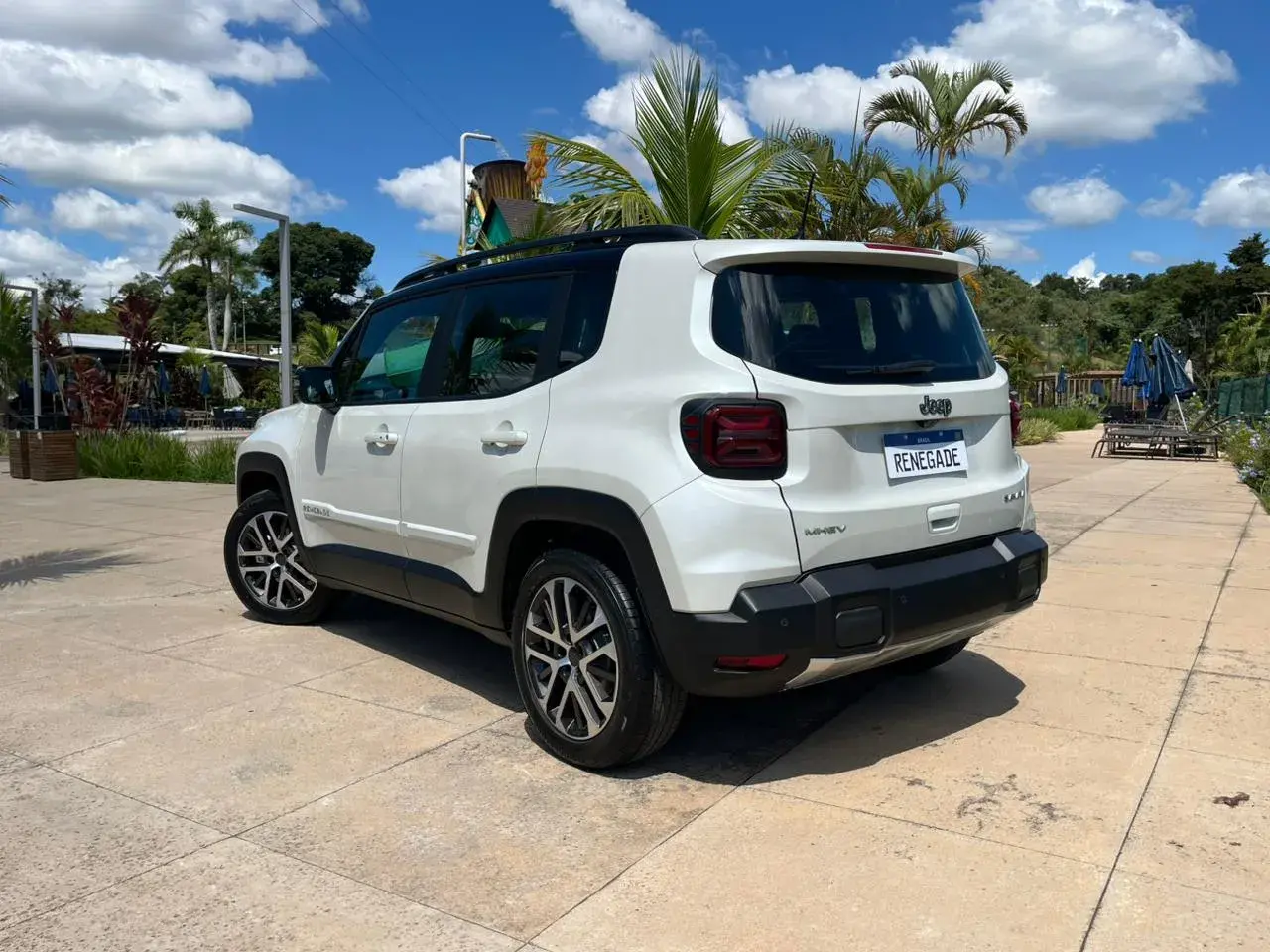 Jeep Renegade híbrido 2027 na versão Sahara