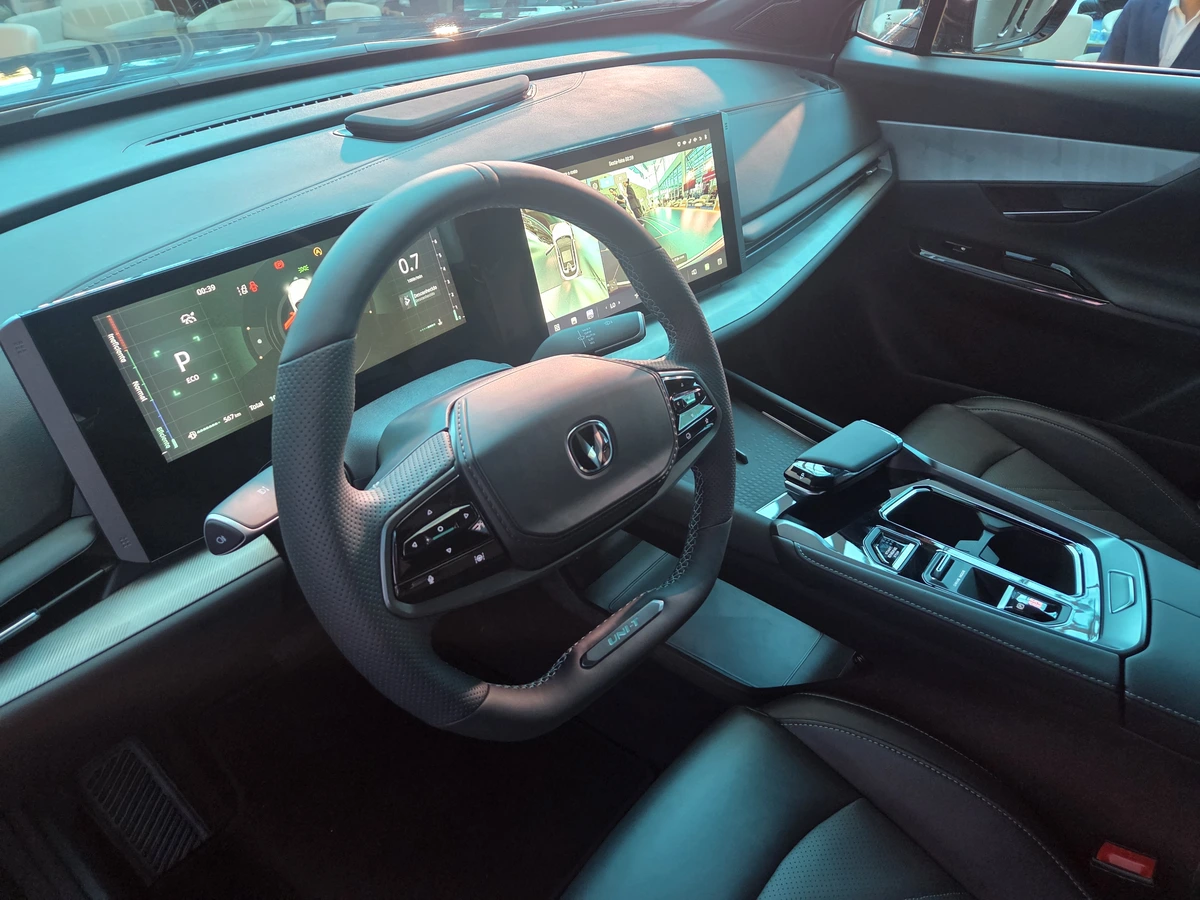 Caoa Changan Uni-T tem interior com telas conectadas