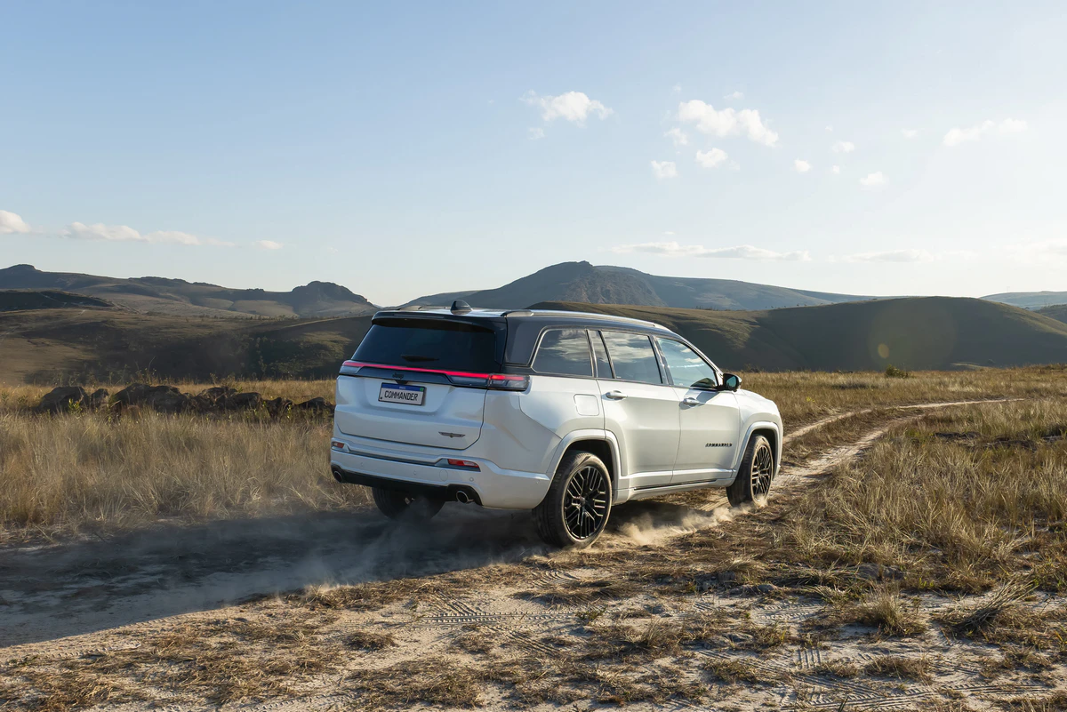 Jeep Commander 2027 agora tem motor híbrido