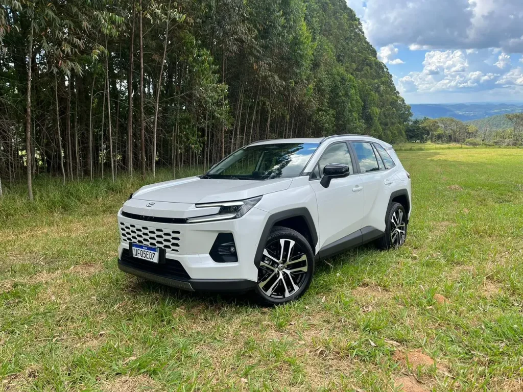 Novo RAV4 chega ao Brasil em maio por valores entre R$ 317 mil e R$ 350 mil
