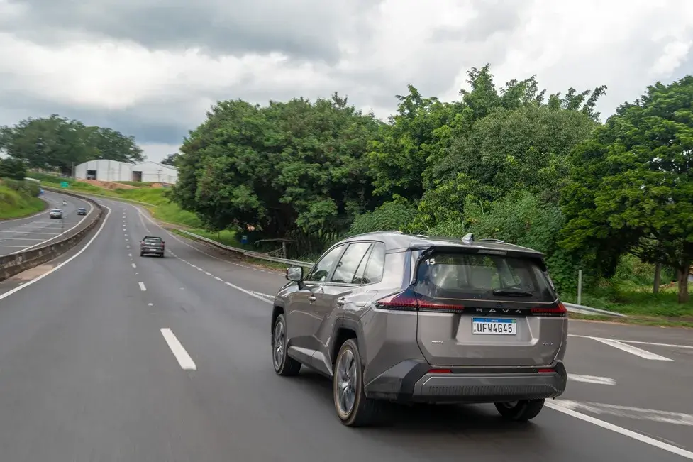 Novo RAV4, SUV médio da Toyota mais vendido do mundo, chega ao Brasil em maio de 2026