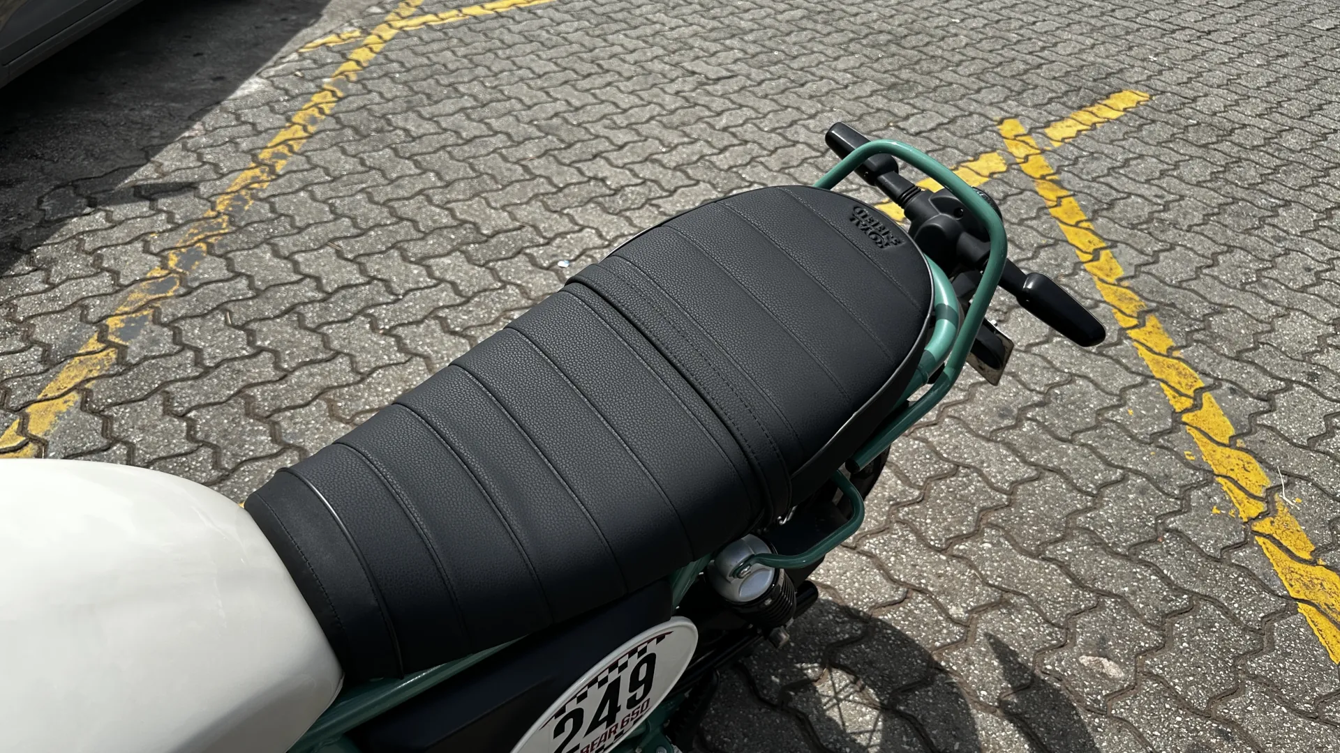 Royal Enfield Bear 650 Banco Wm1