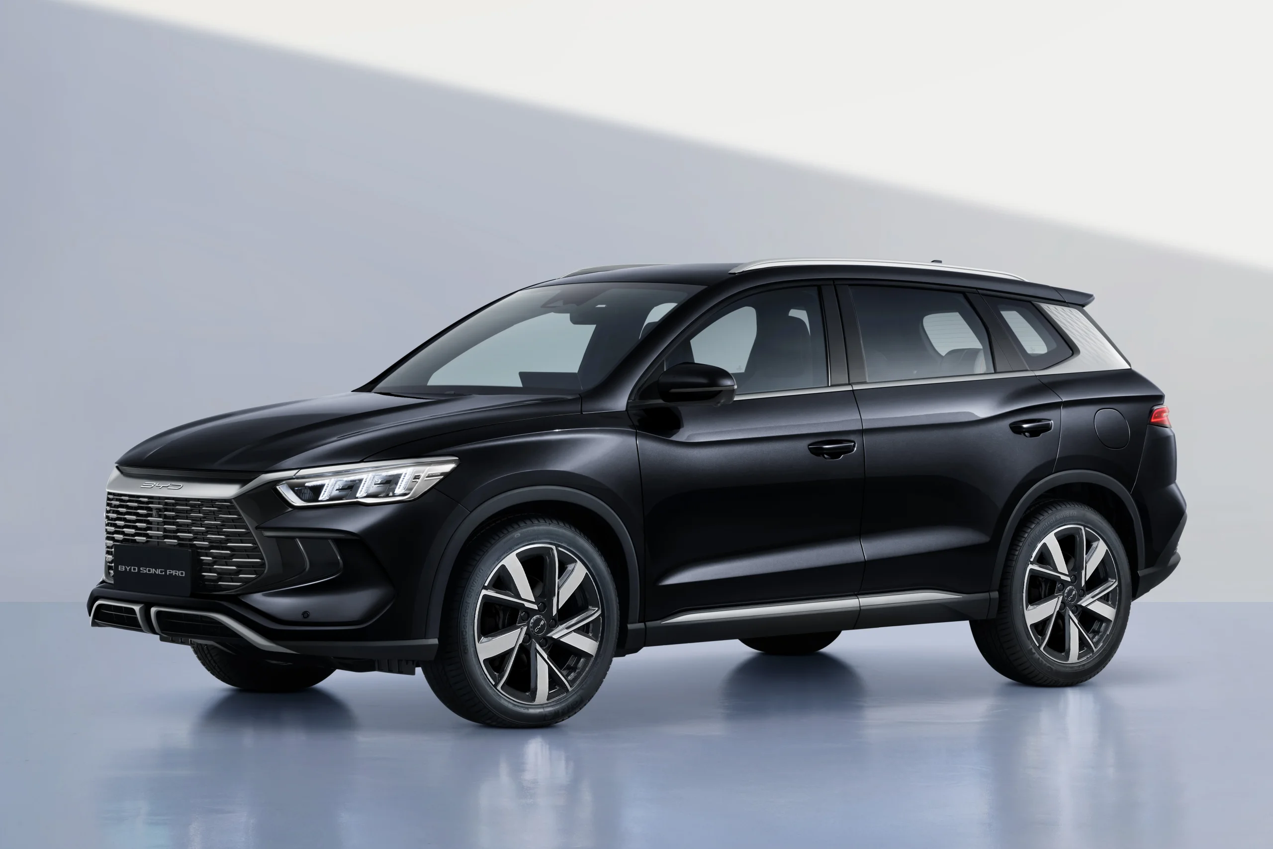 Qual SUV médio tem o melhor espaço interno?