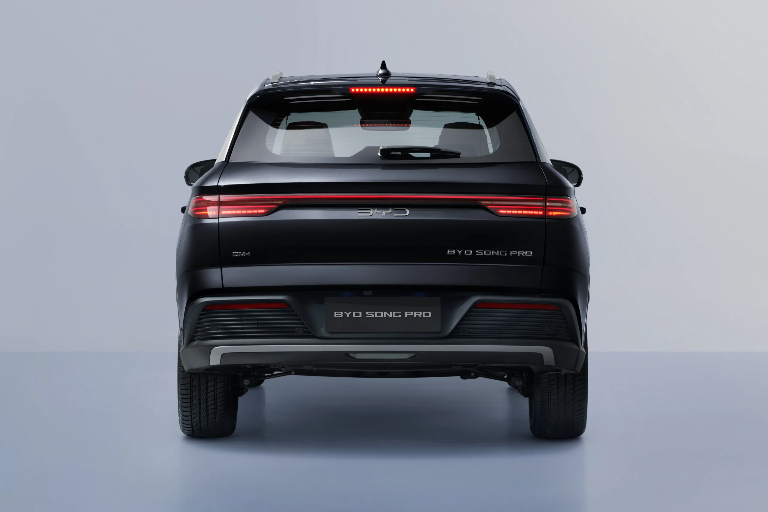 Geely EX5 EM-i tem vantagem no entre-eixos, mas Song Pro tem porta-malas maior