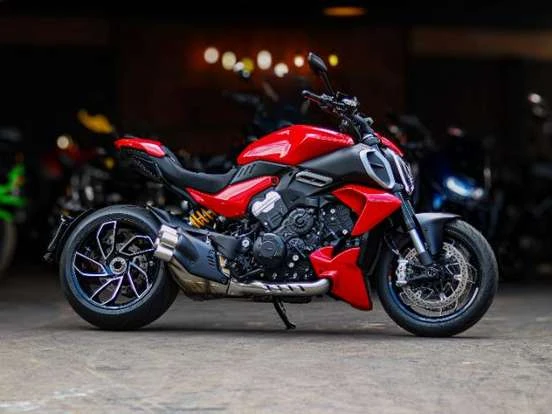Ducati Diavel V4 Vermelha Rapida