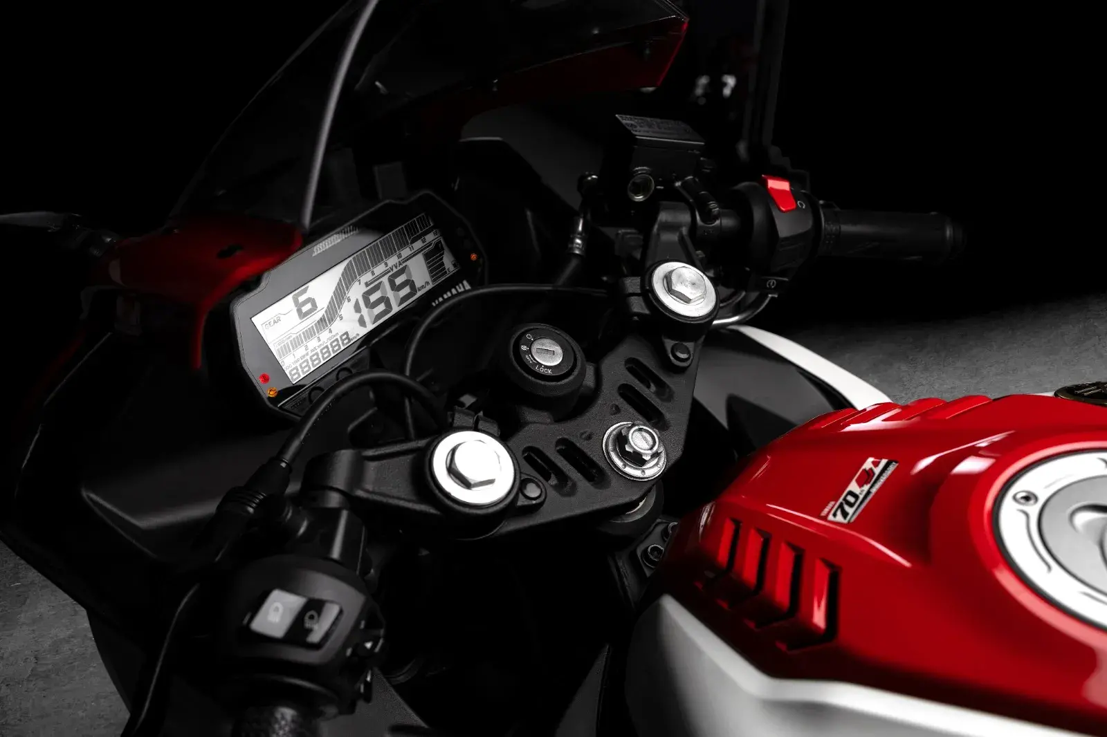 Yamaha Yzf R15 Aniversário 70 Anos (1)
