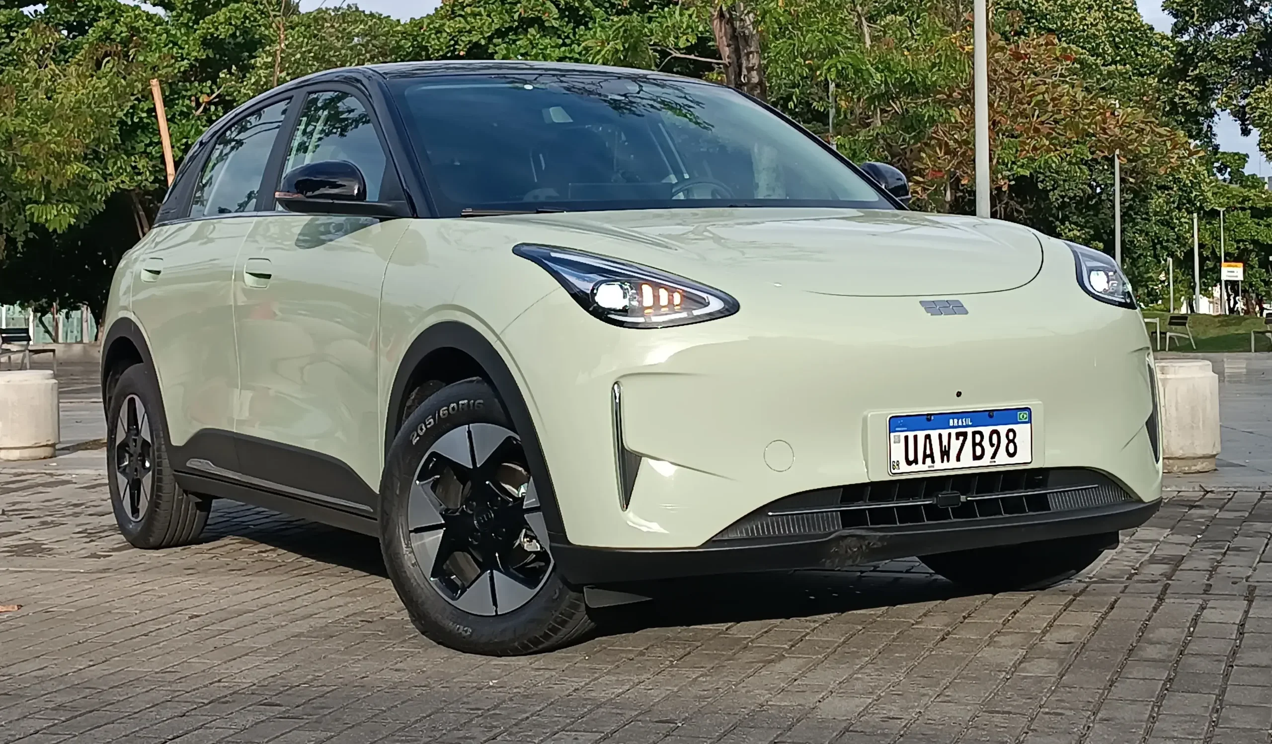 Geely EX2 cresce no varejo e ameaça domínio da BYD