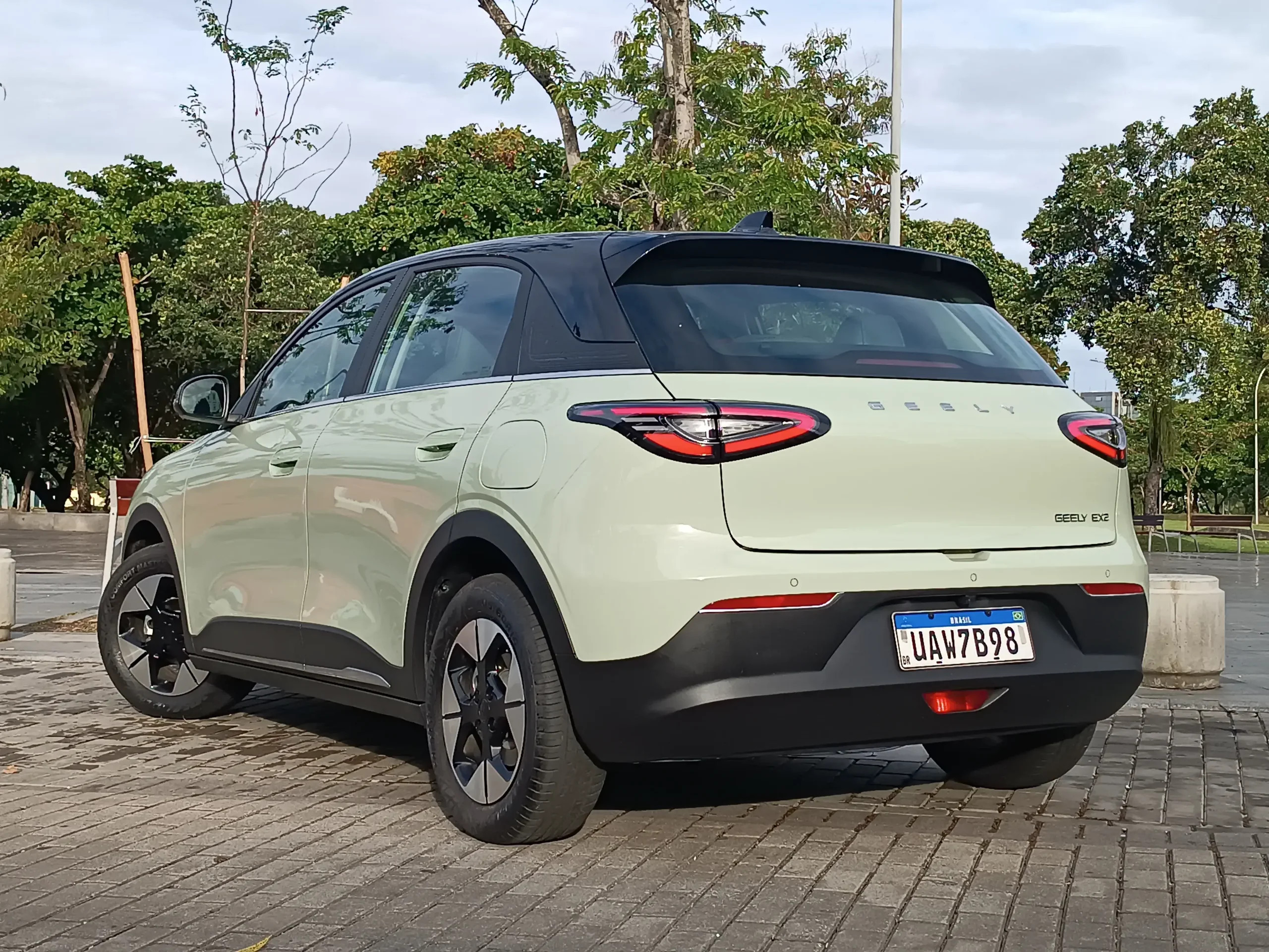 Geely EX2 cresce no varejo e ameaça domínio da BYD