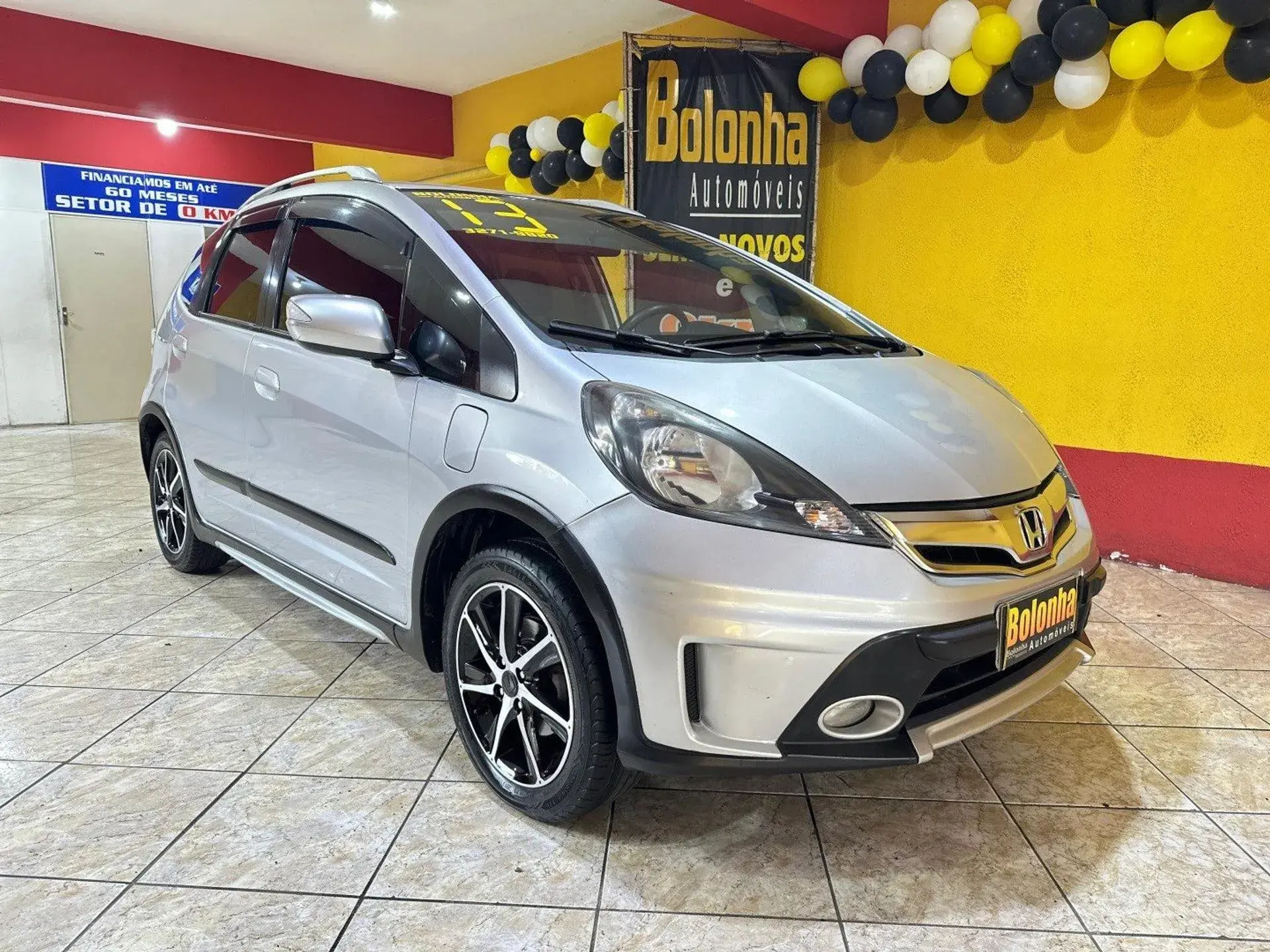 Honda Fit 2013 Prata Três Quartos De Frente Carros Automáticos
