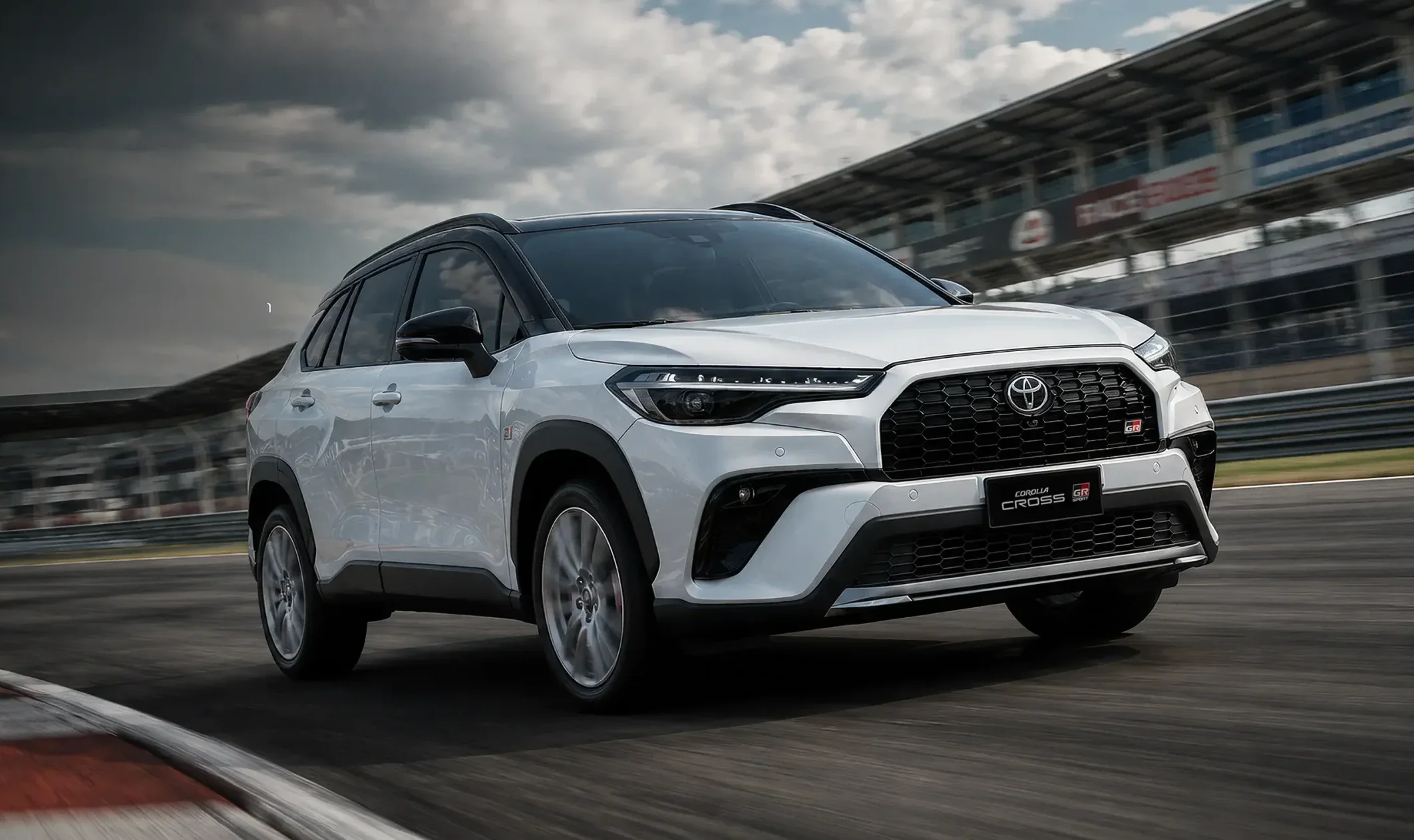 Toyota Corolla Cross 2026 tem desconto de R$ 17 mil na Webmotors