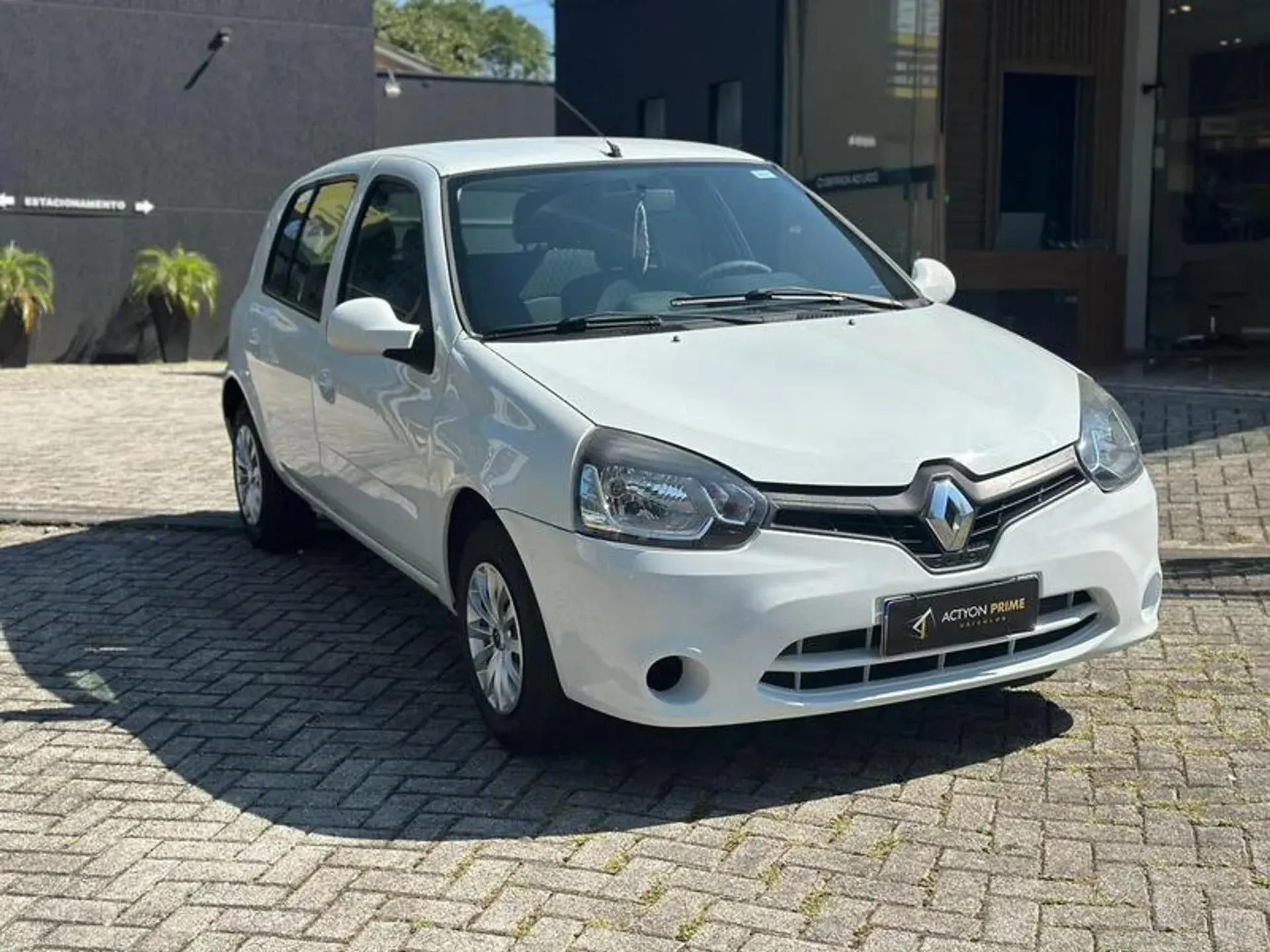 Renault Clio Carro Usdo Tanque De Guerra (1)