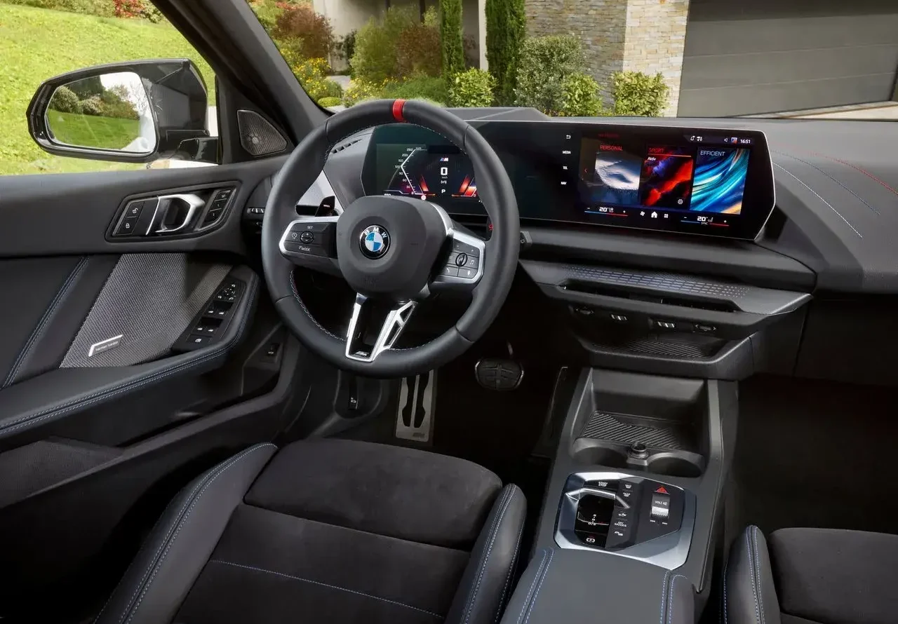 Bmw M 135i tem estrutura voltada para o motorista/piloto