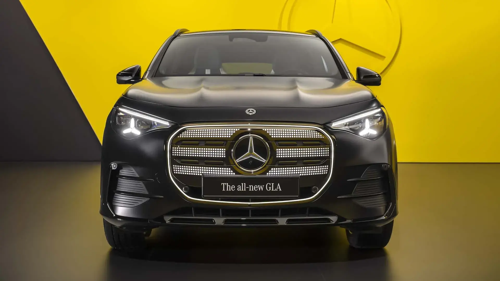 Mercedes-Benz GLA 2027 tem versão elétrica e híbrida com motor a combustão