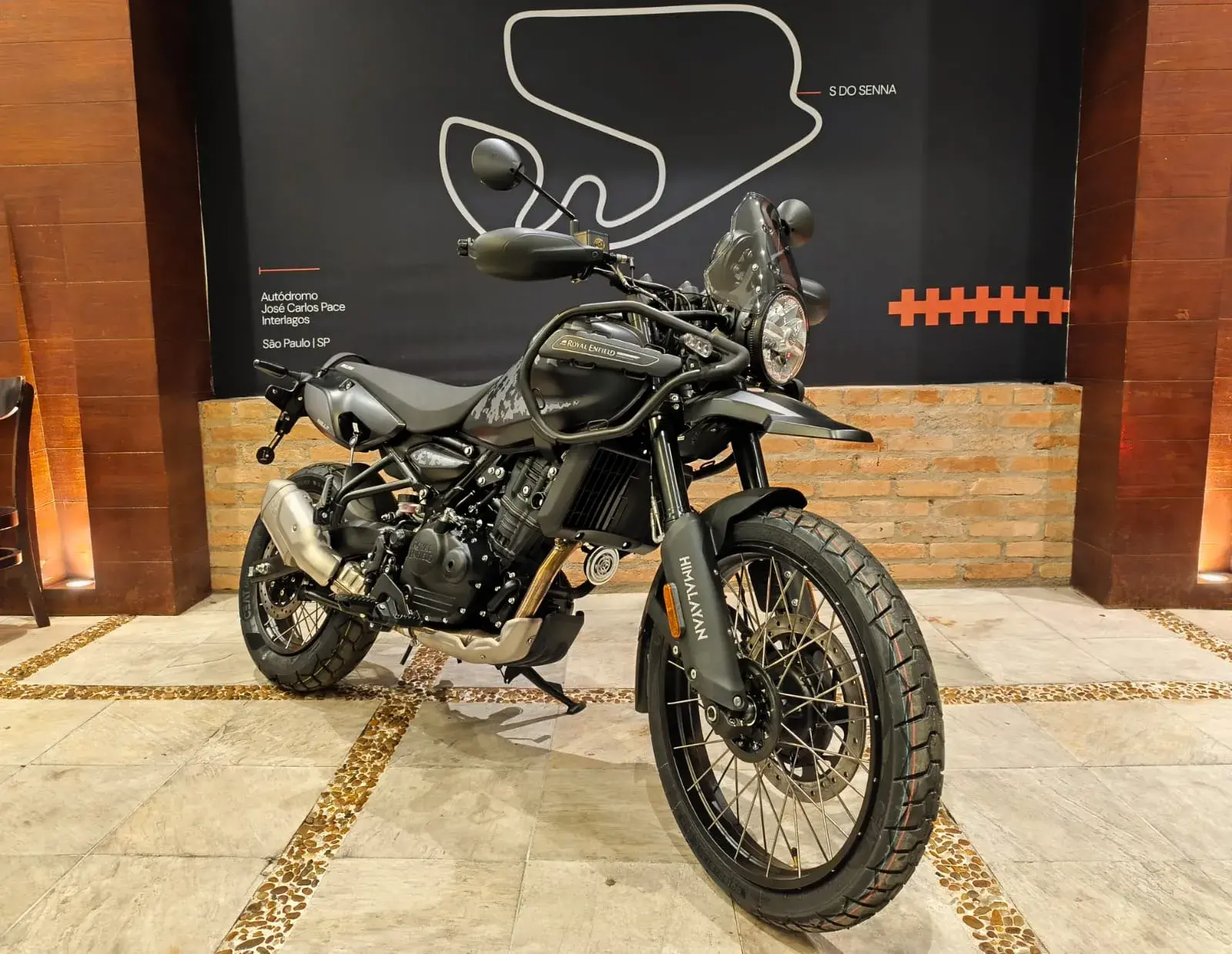 Royal Enfield Himalayan Mana Black 02