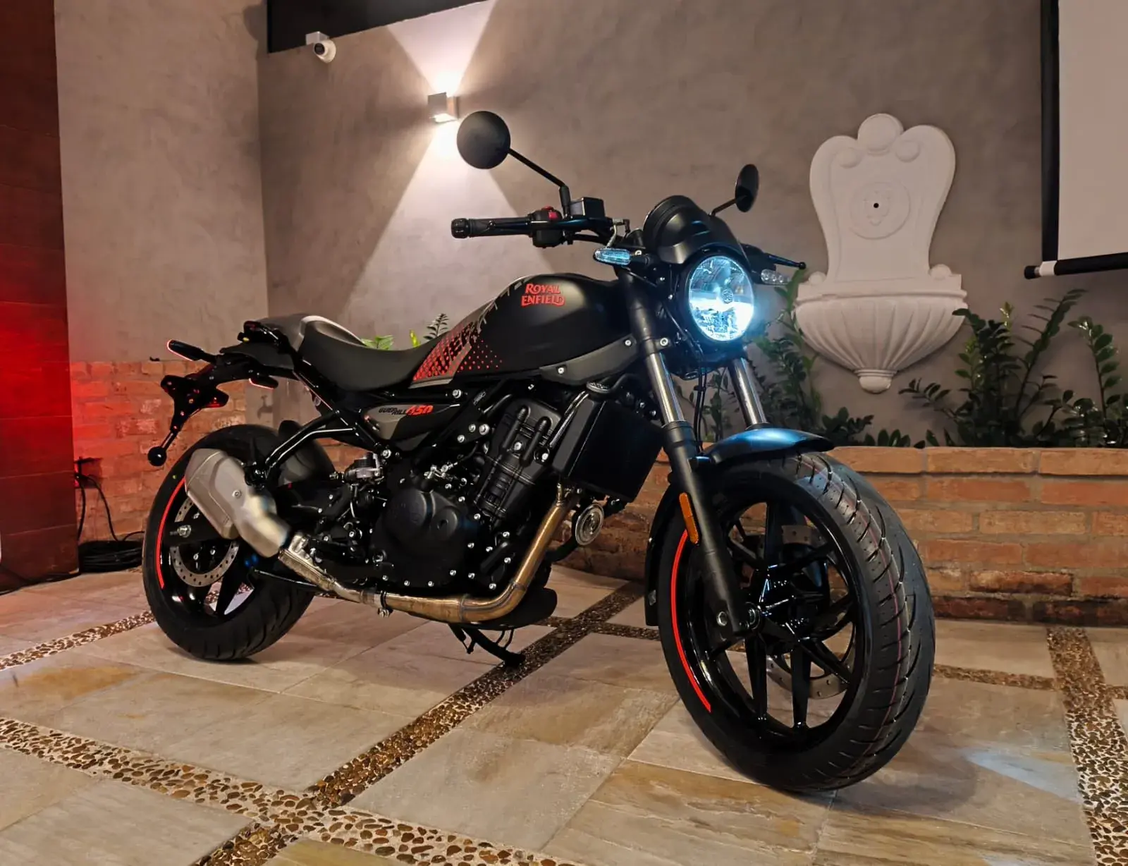 Royal Enfield Guerrilla 450 01