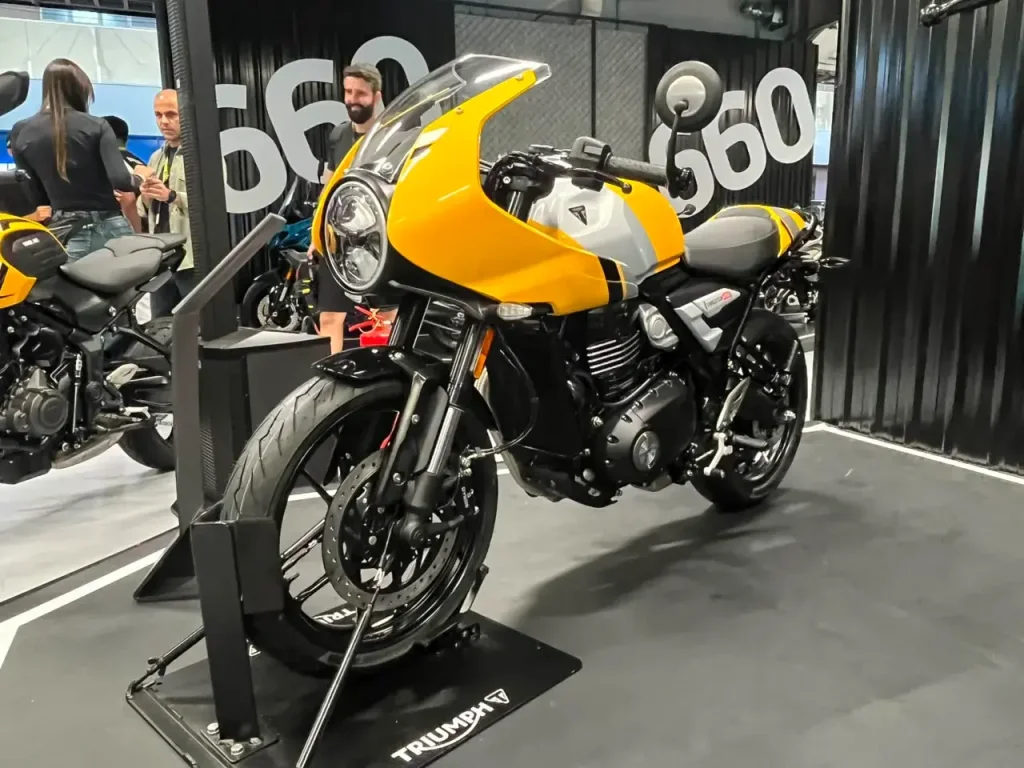 Thruxton 400 Triumph 01