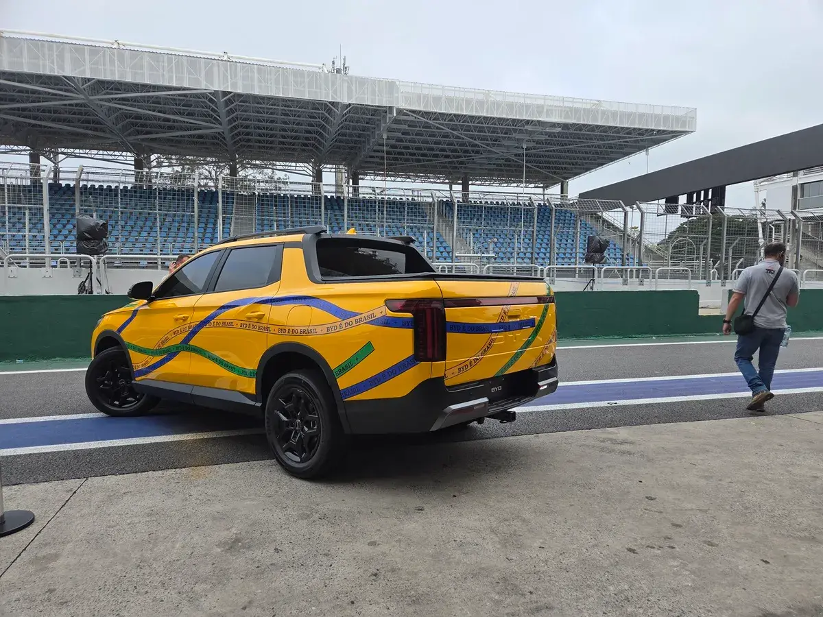BYD Mako, picape rival da Fiat Toro, surge em Interlagos
